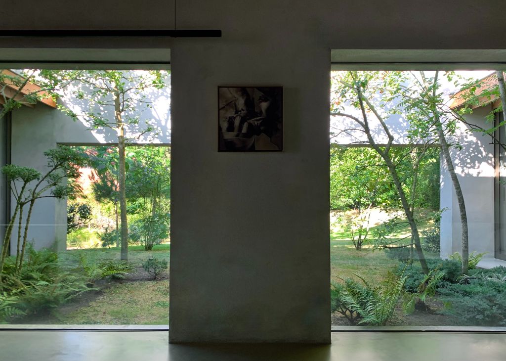 Architecturale laagbouwvilla met binnenzwembad en unieke beleving met het omliggende landschap. foto 12