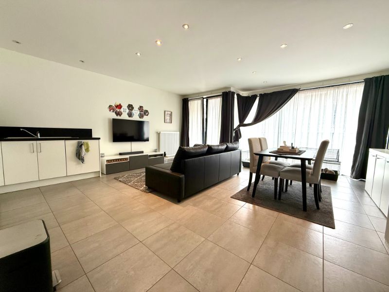 Centraal gelegen, modern appartement met 2 slaapkamers en terras foto 3