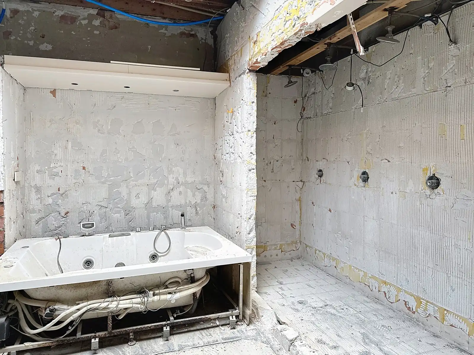 Commercieel pand in casco toestand met garage en parkings foto 10