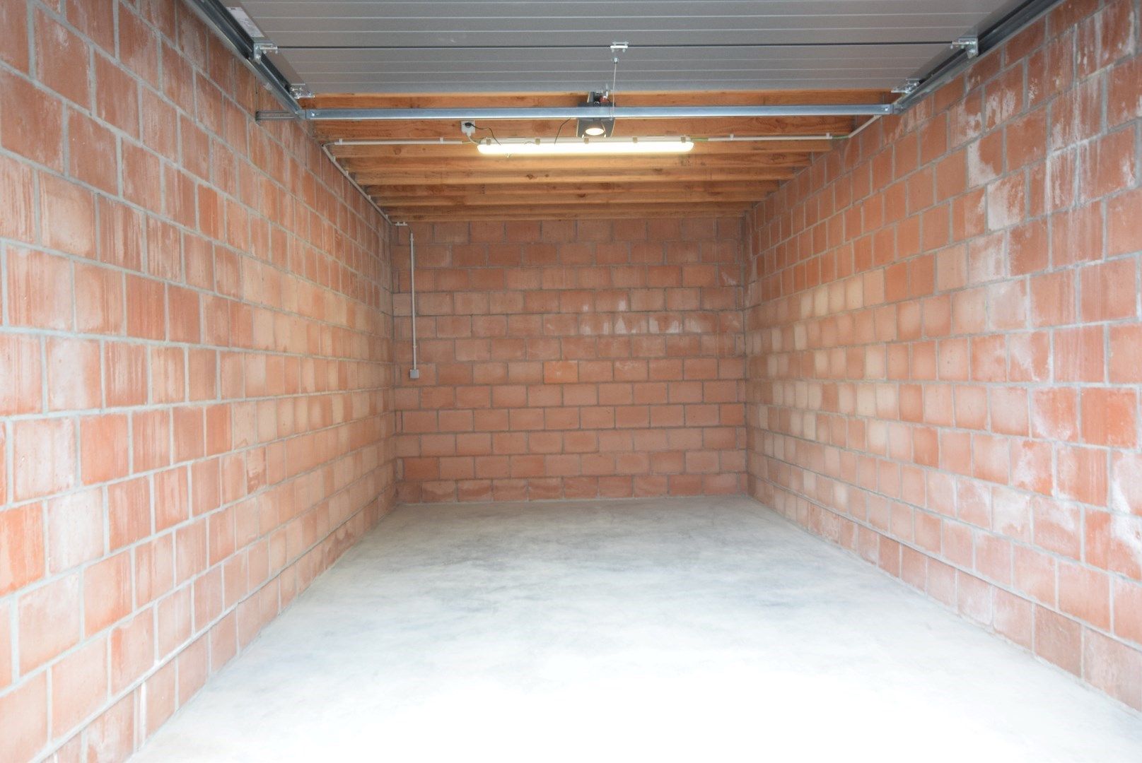 GARAGE NUMMER 6 TE HUUR  foto 3