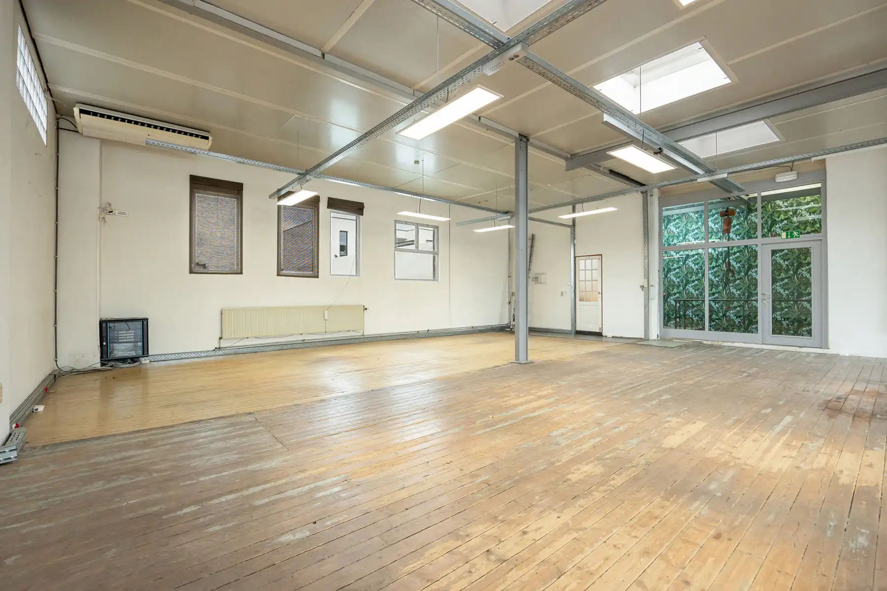 Instapklaar kantoorgebouw te koop in Merksem foto 45