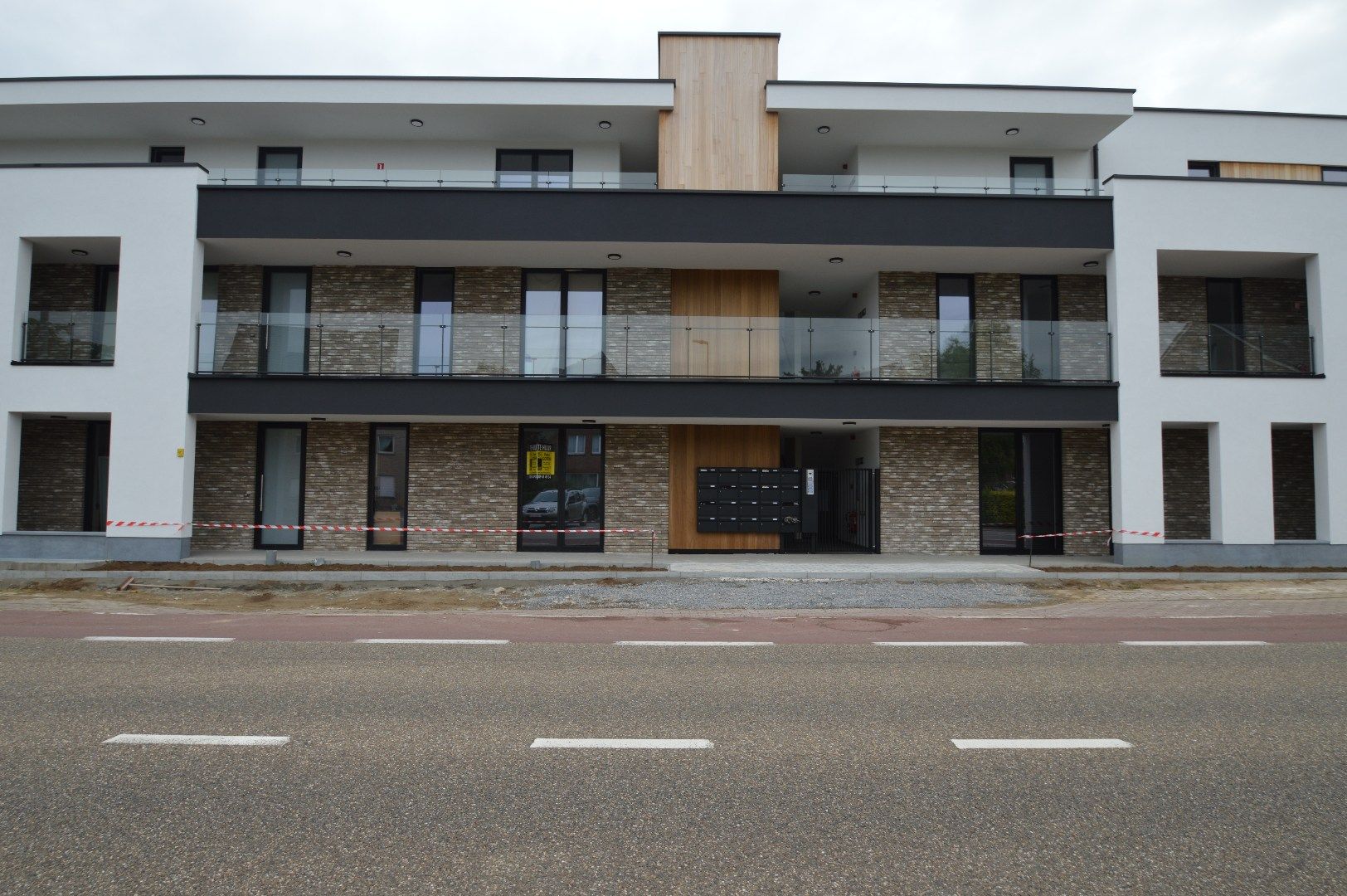 Aantrekkelijk recent gelijkvloers appartement, met 1 slaapkamer, ruim terras, privétuin en standplaats in centrum van Beverst.  foto {{pictureIndex}}
