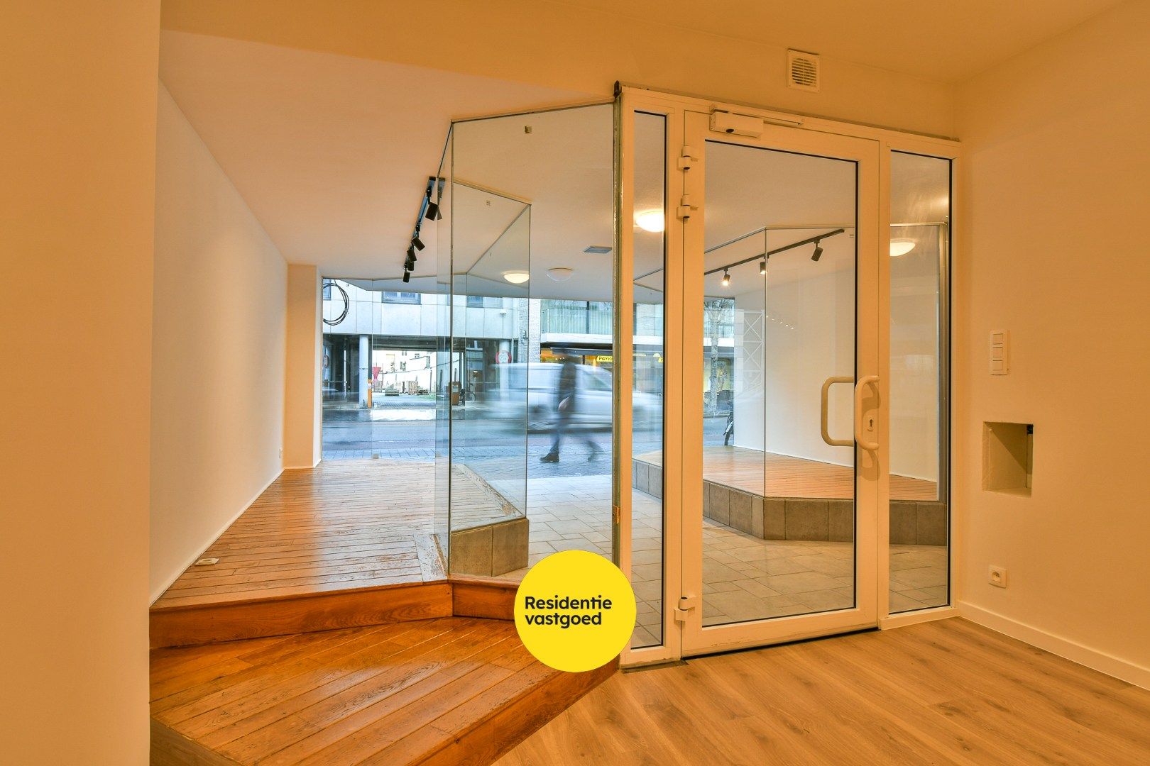 Gelijkvloerse handelsruimte op toplocatie te Oostende foto 2