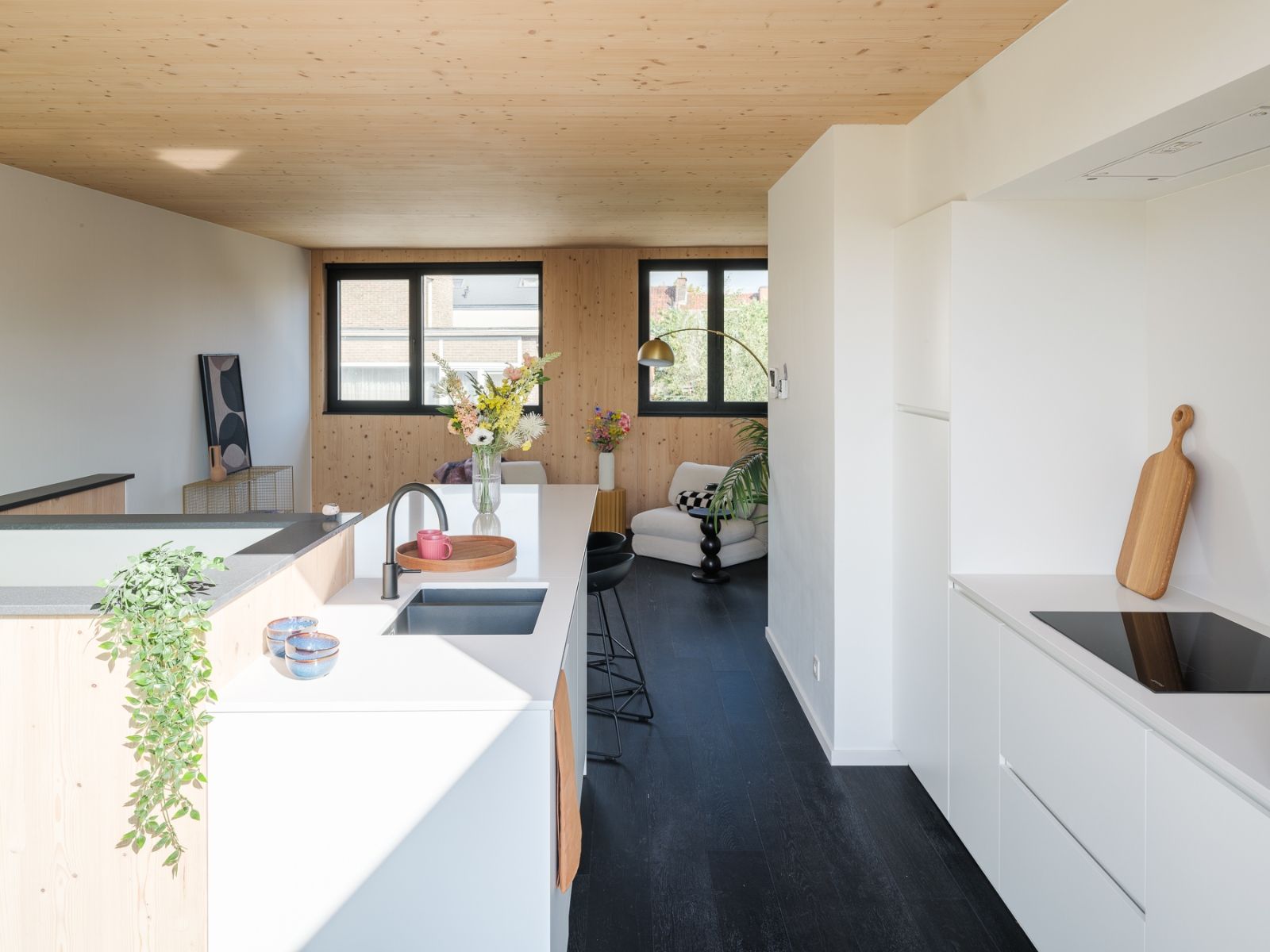 Lichtrijk gerenoveerde duplex vlakbij Gent centrum foto {{pictureIndex}}