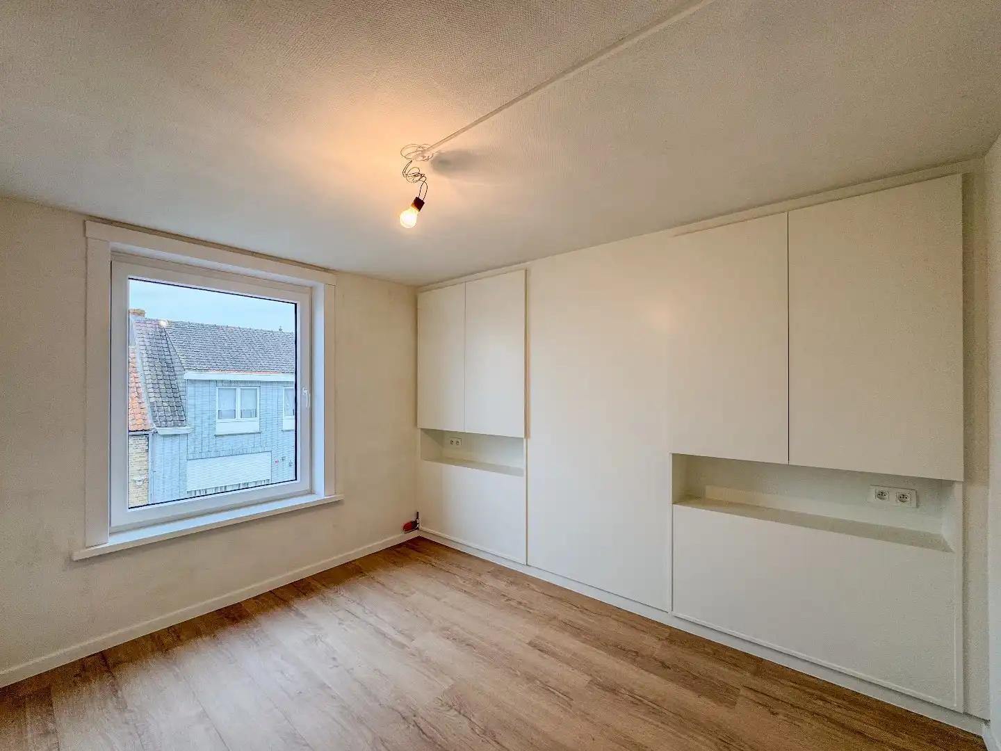 Gezellige woning met 2 slaapkamers, dressing en tuin. foto 16