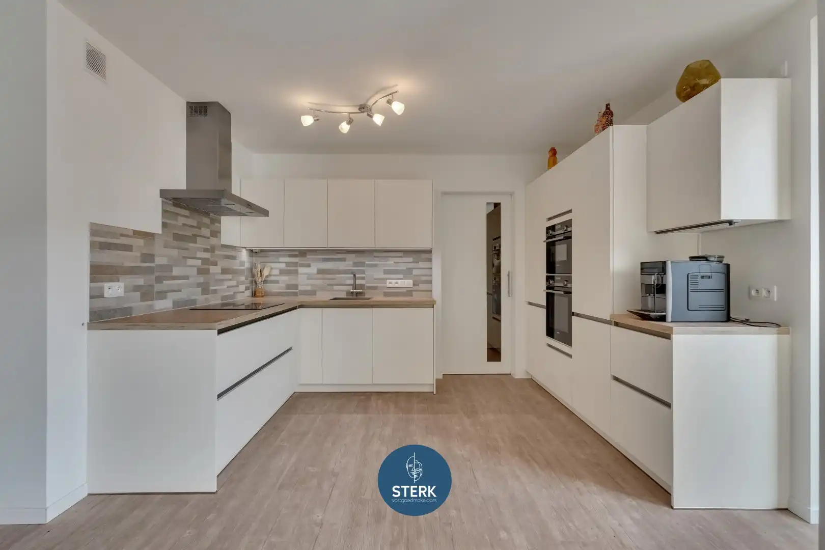 RECENT APPARTEMENT INCLUSIEF PARKING + 2 BERGINGEN IN CENTRUM LANAKEN !  foto 15