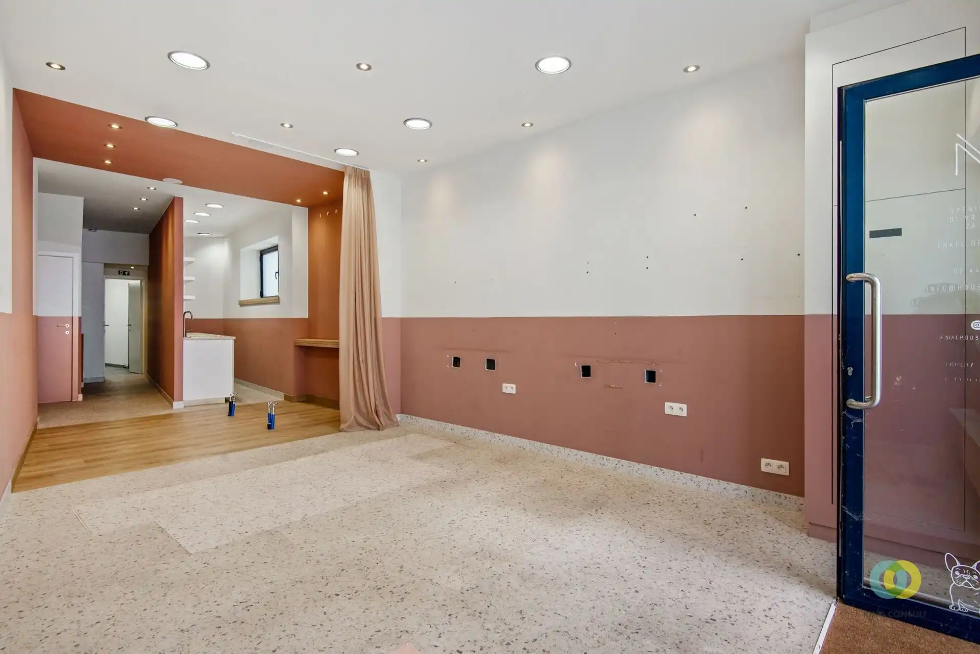 Gebouw met handelsgelijkvloers en duplexappartement foto 2
