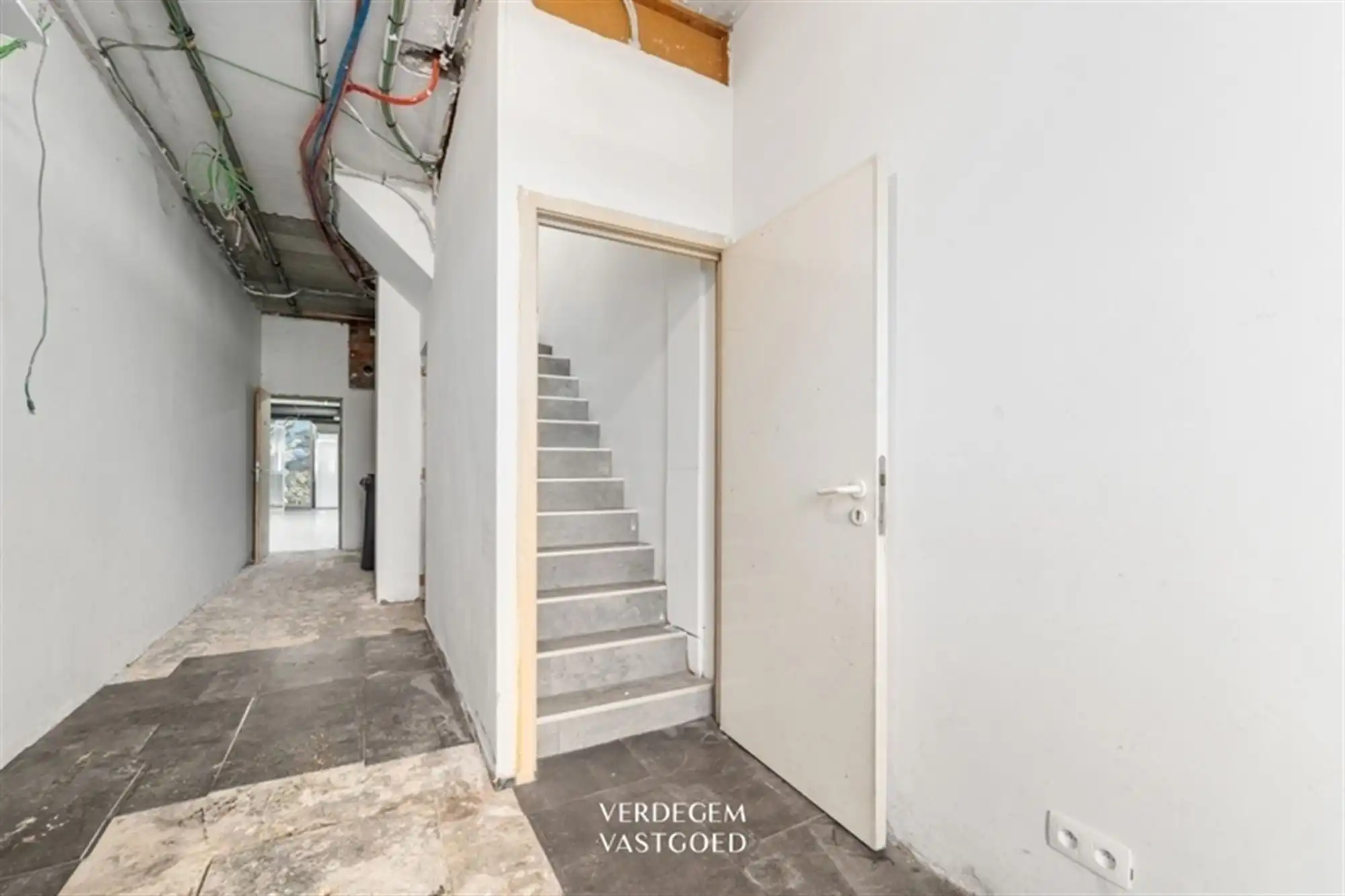 Handelsruimte (284m²) met zonnig appartement (100m²) op strategische ligging foto 9