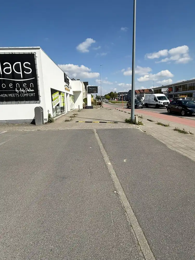 BAANWINKEL MET PARKING NABIJ MEDI MARKET, CARREFOUR, KRËFEL, ... foto 5