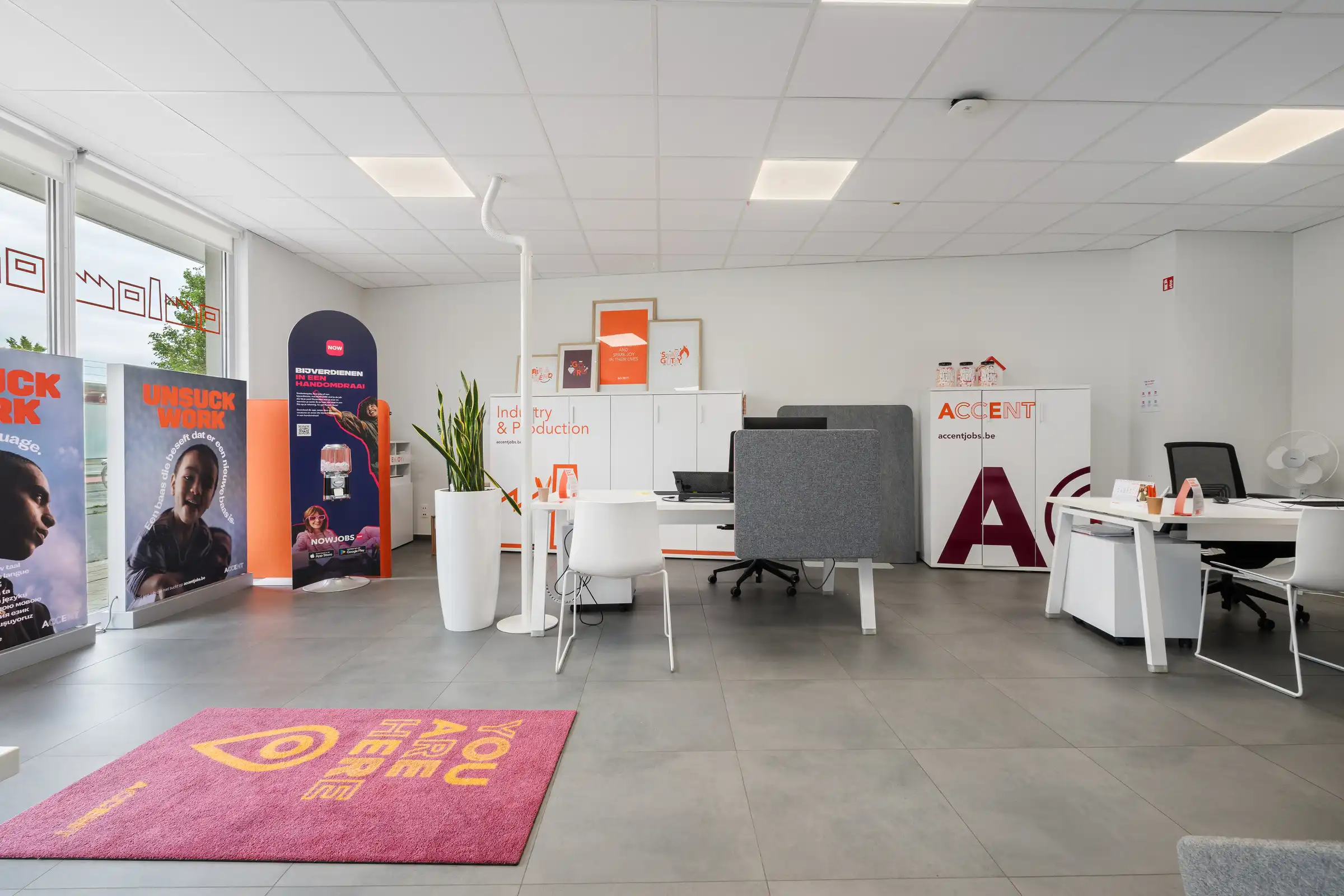 Verhuurd commercieel gelijkvloers op toplocatie! foto 2