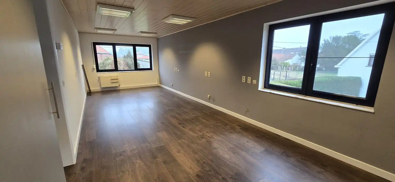 Multifunctioneel gebouw met parking, onmiddellijk beschikbaar! foto 17