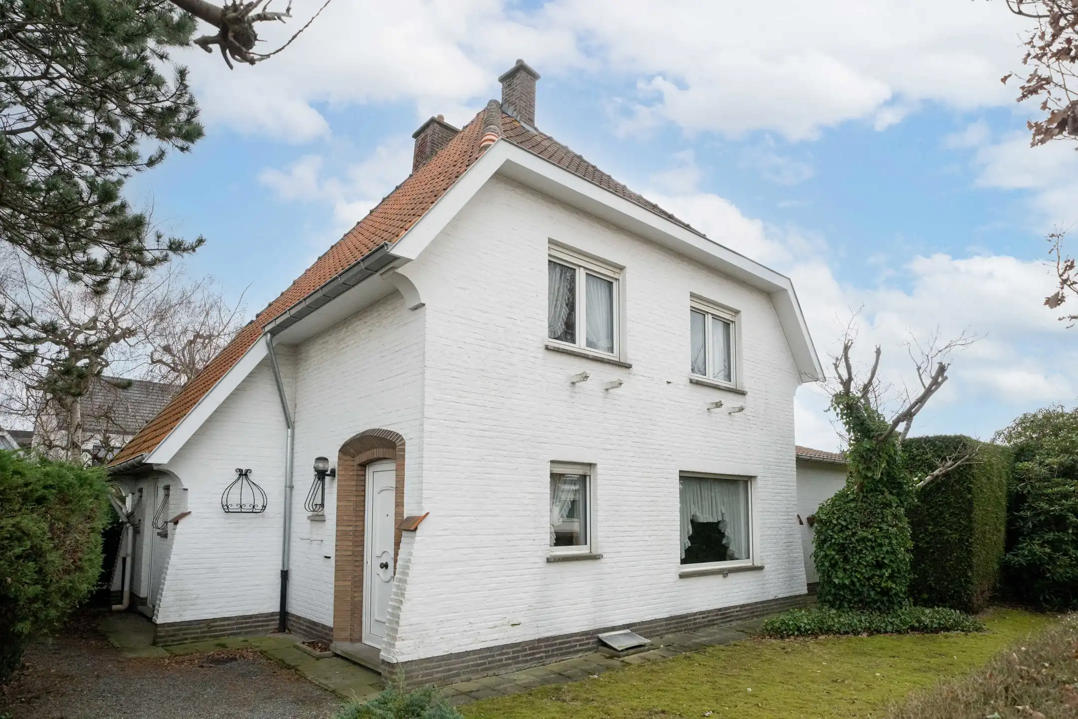 Hoofdfoto van de publicatie: Woning op een ruim hoekperceel van 7a25ca in rustige woonwijk te Sint-Katelijne-Waver