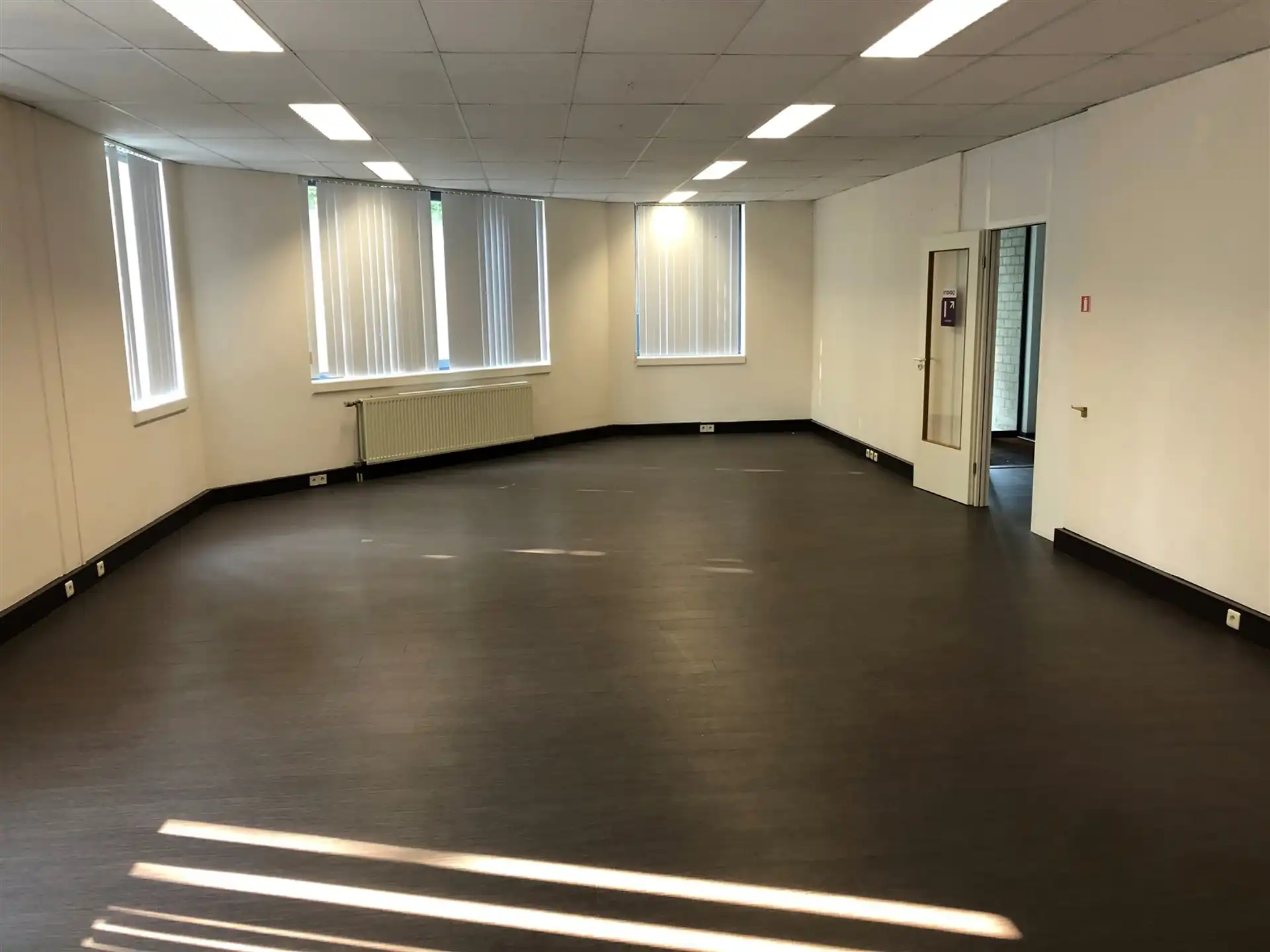 Aartselaar: Magazijn 547m² met gelijkvloers kantoor 144m² foto 6