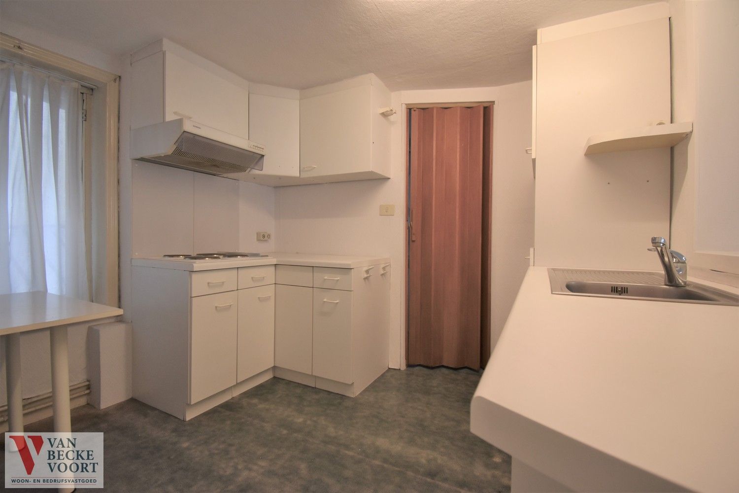 Handelsruimte 90m² + 76m² op het 1V + kelder foto 9