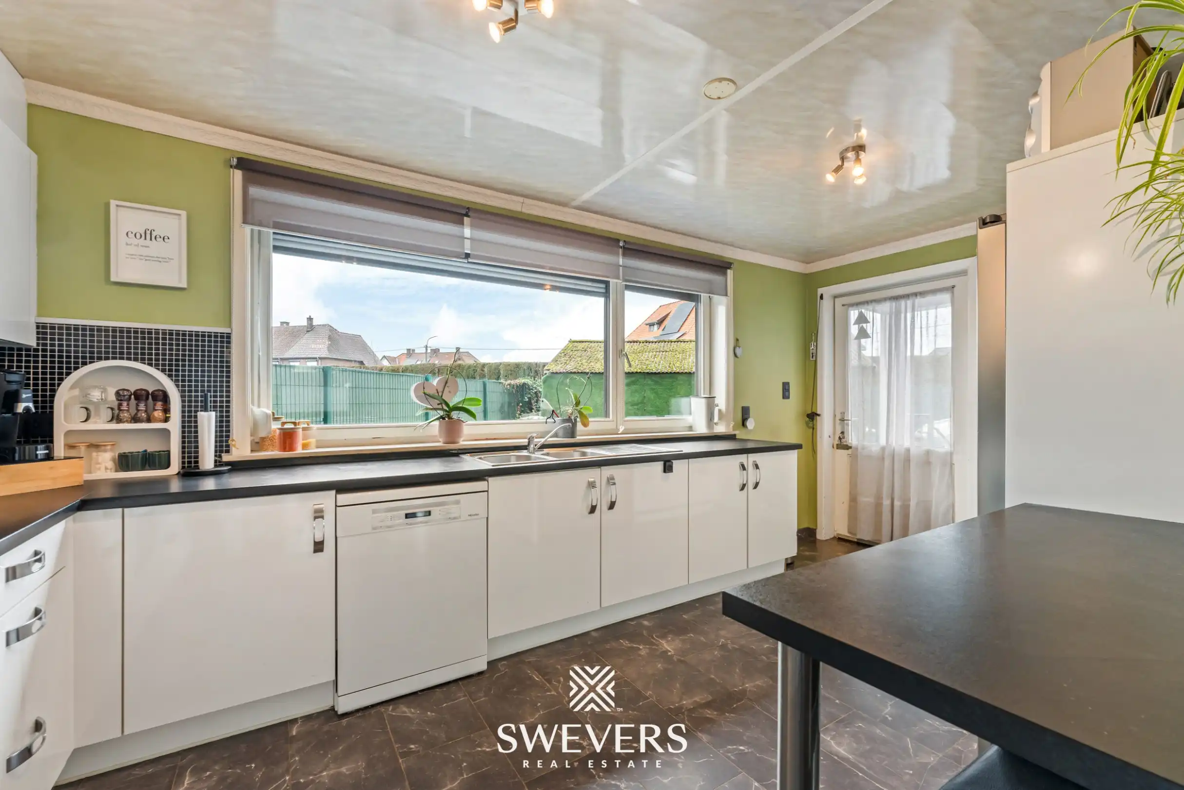 Instapklare gezinswoning met privacy en ideale ligging in Genk foto 11