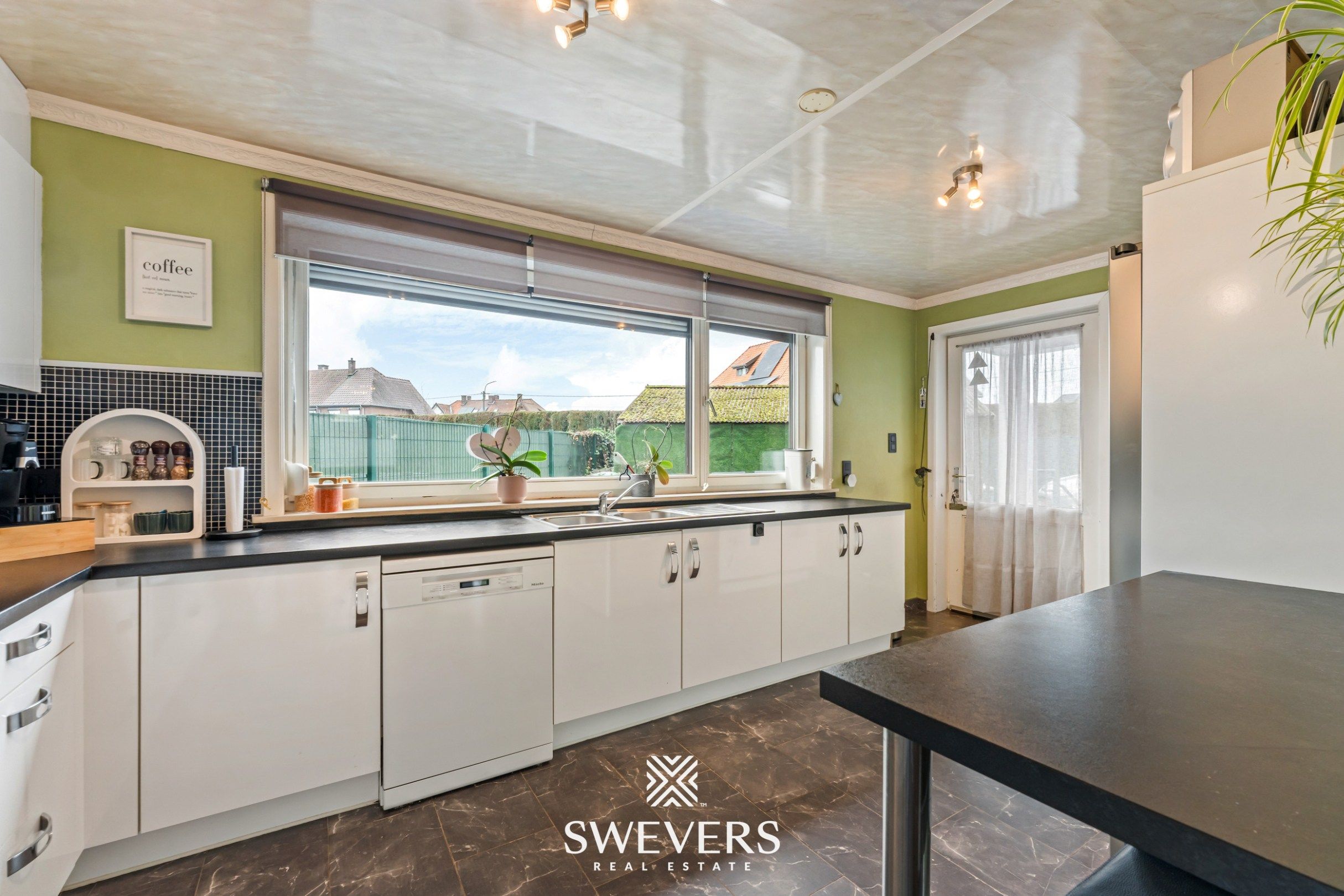 Instapklare gezinswoning met privacy en ideale ligging in Genk foto 11