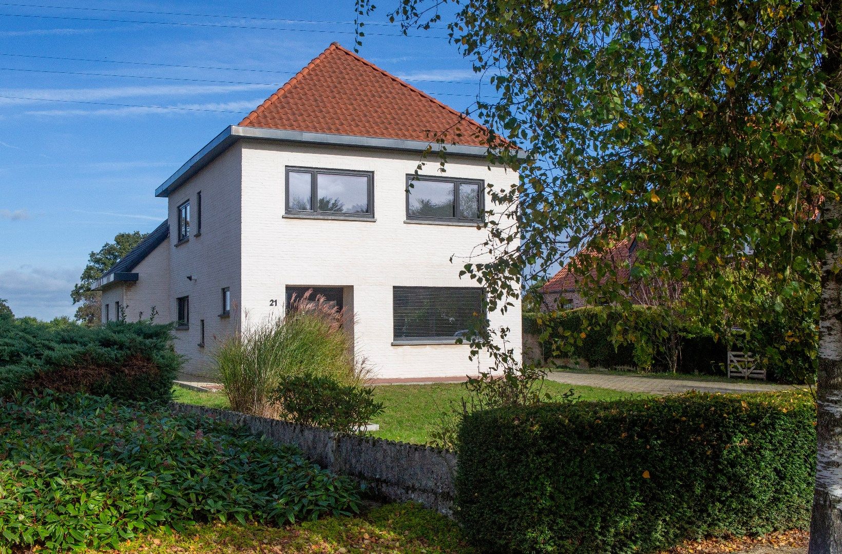 Instapklare woning met 3 slaapkamers, rustig gelegen op 1.910 m² ! foto {{pictureIndex}}