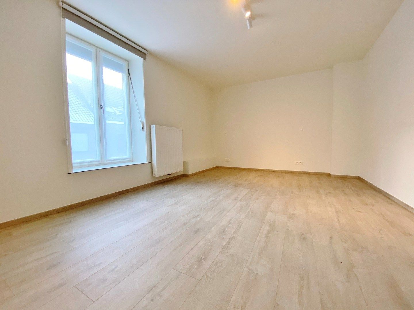 Vernieuwde woning met garage, tuin en uitweg in de dorpskern.  foto 8