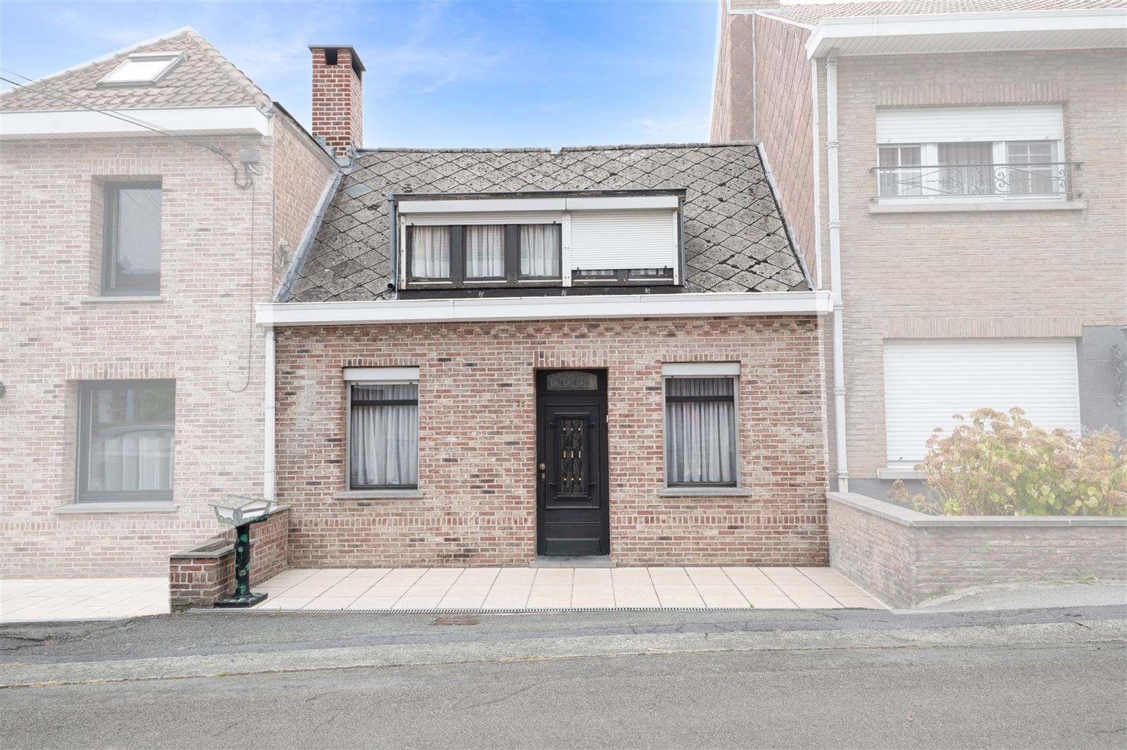 Hoofdfoto van de publicatie: Volledig te renoveren woning met tuin en extra weide met garage