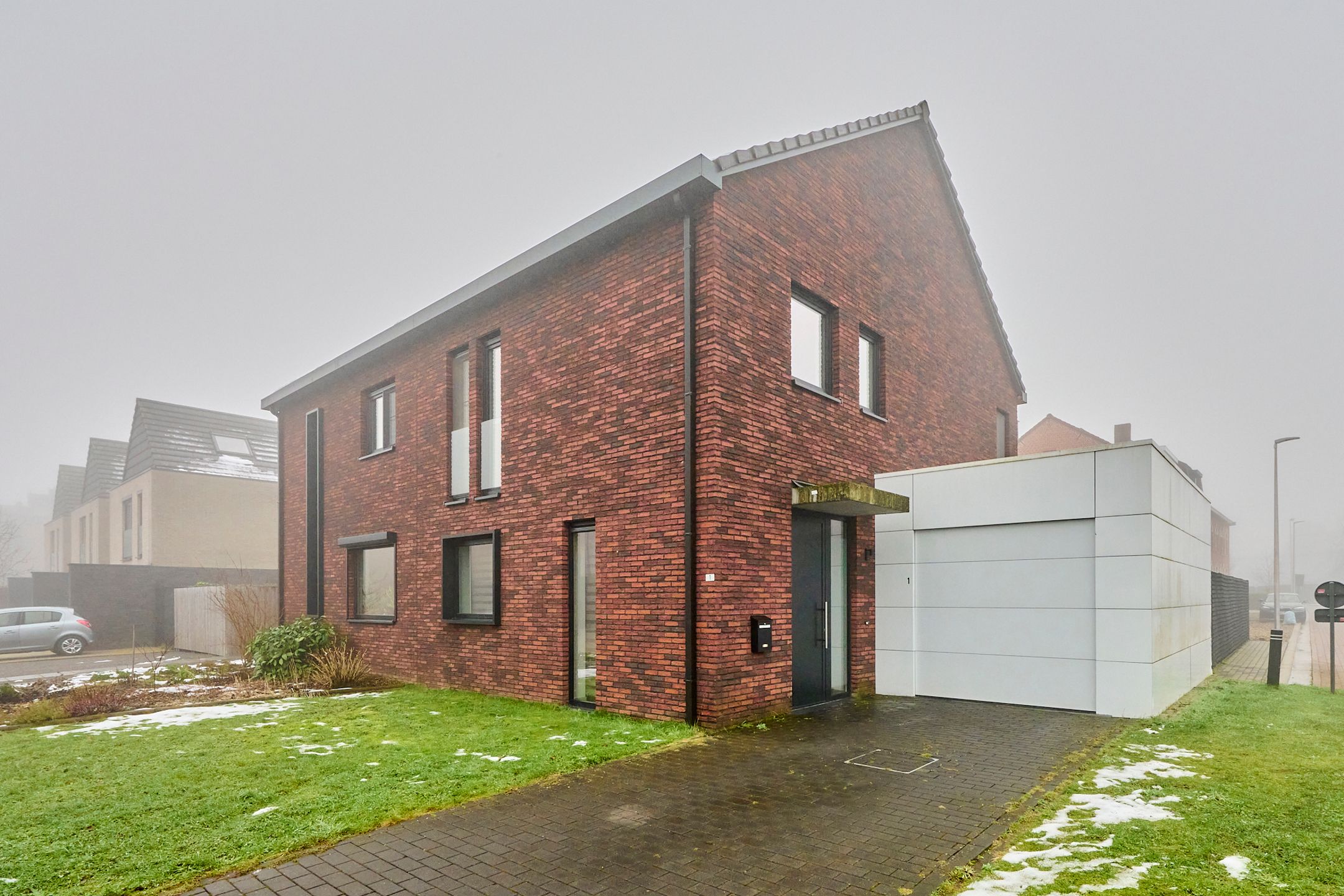 Moderne, recent gebouwde woning met tuin foto {{pictureIndex}}