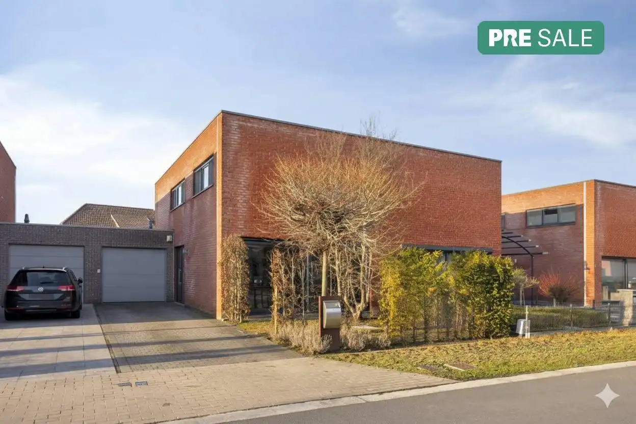 Volledig instapklaar huis met 3 kamers te koop in Waregem foto {{pictureIndex}}