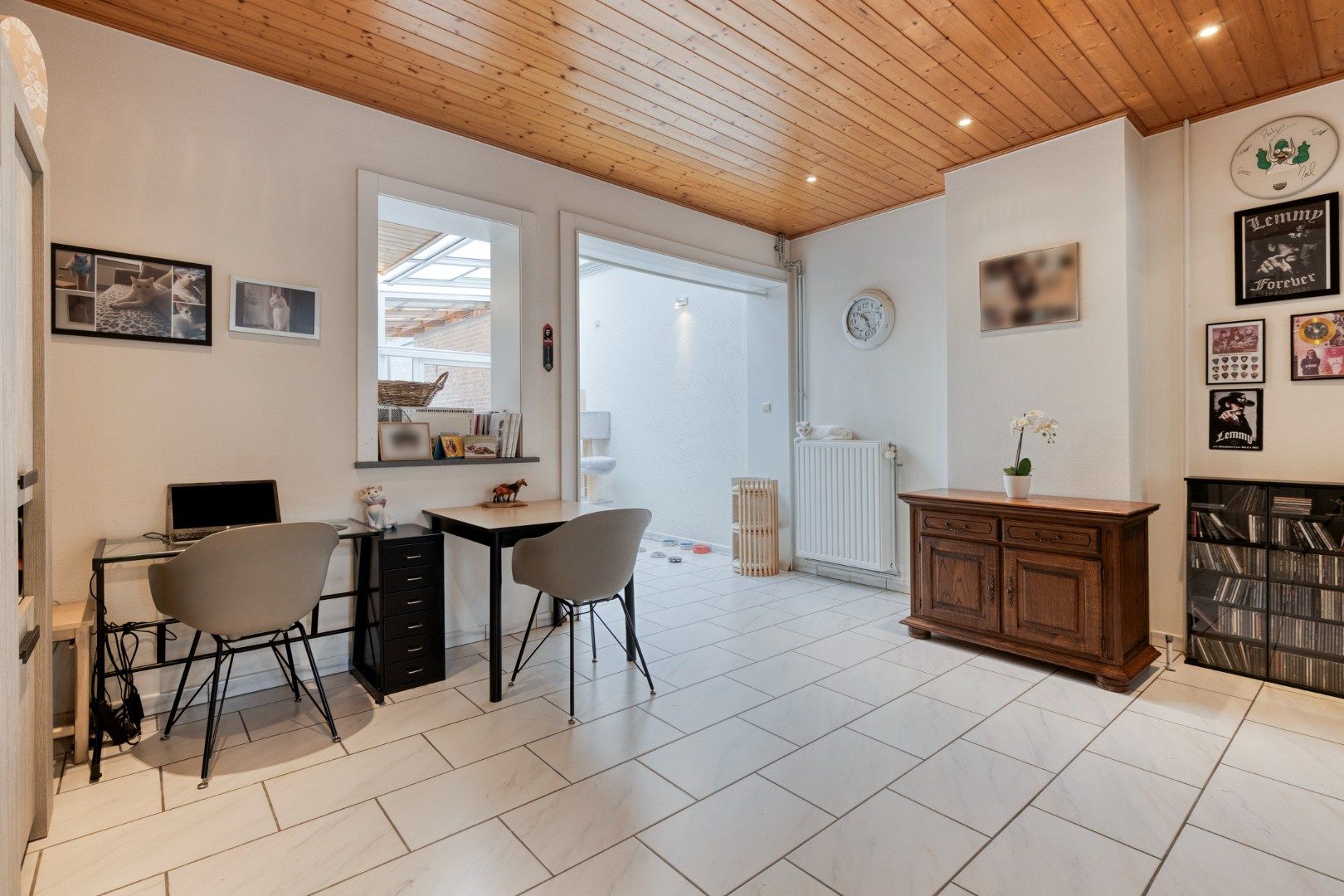 Verzorgde woning met diepe tuin, carport én uitweg! foto 3