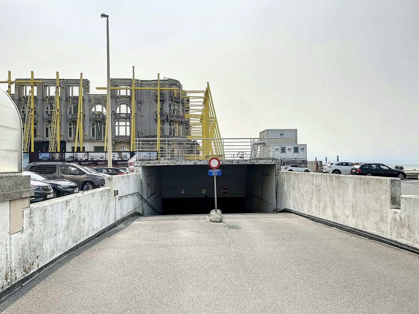 Garagebox te koop op het Hendrikaplein. foto 9