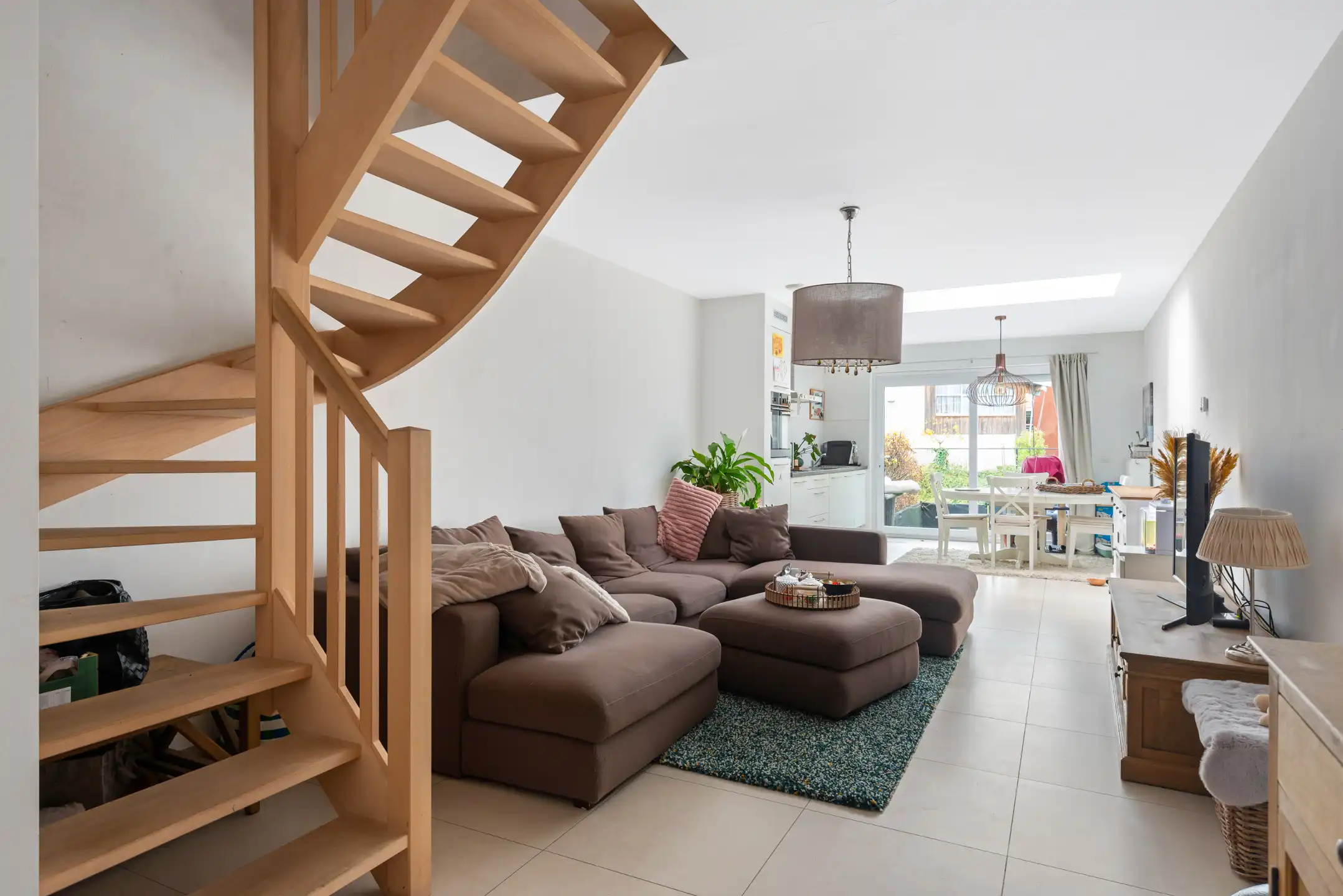 Recente woning met drie slaapkamers, tuintje en staanplaats foto 4
