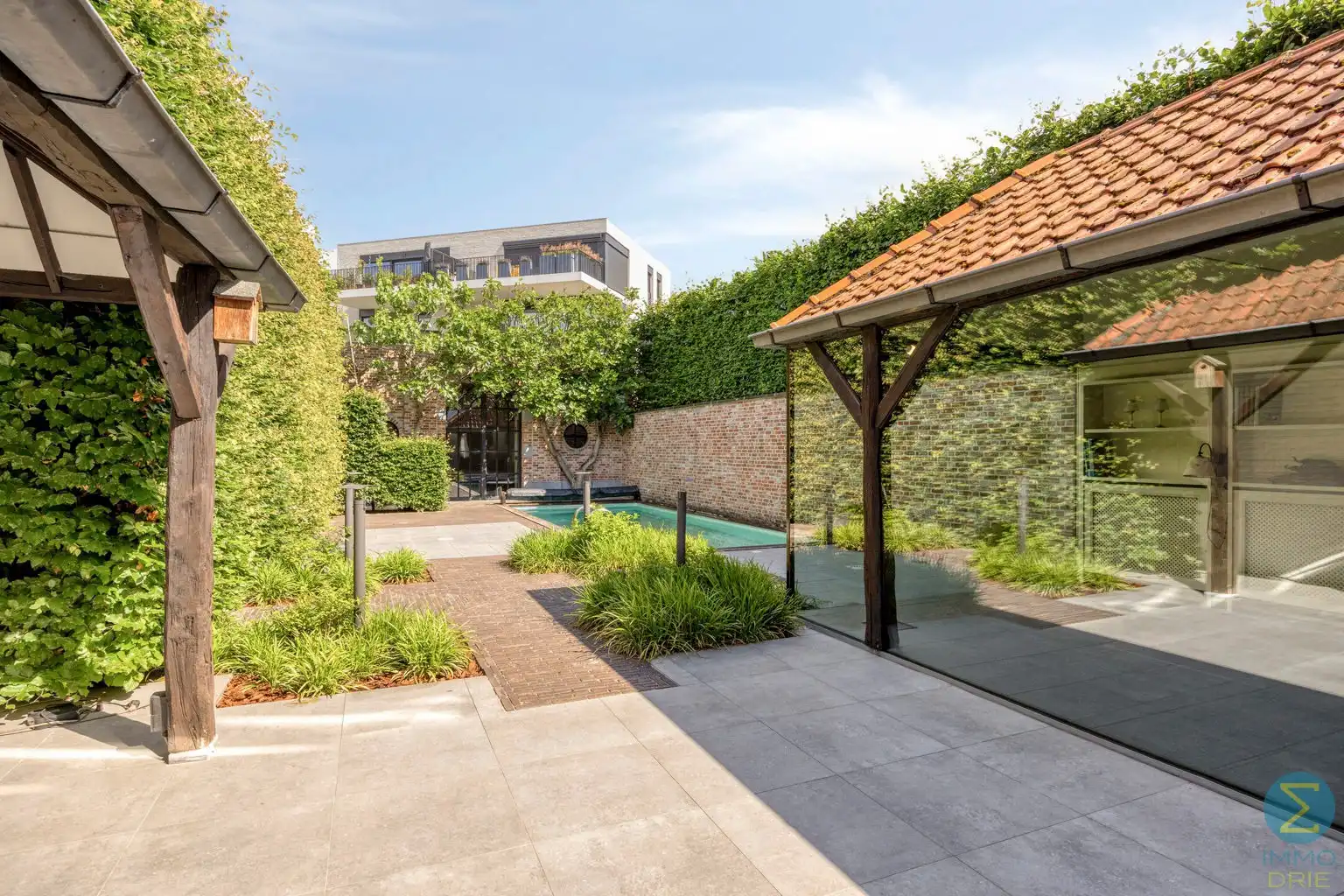Karaktervolle herenwoning met zwembad en grote garage foto 2