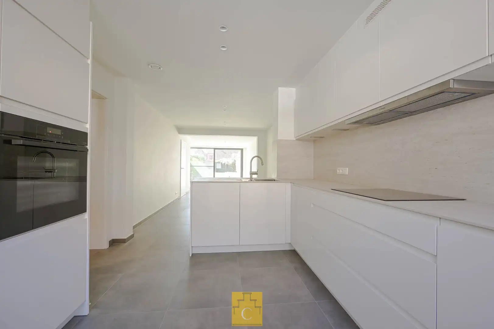 Volledig vernieuwde woning met grote tuin in Sint-Kruis foto 4