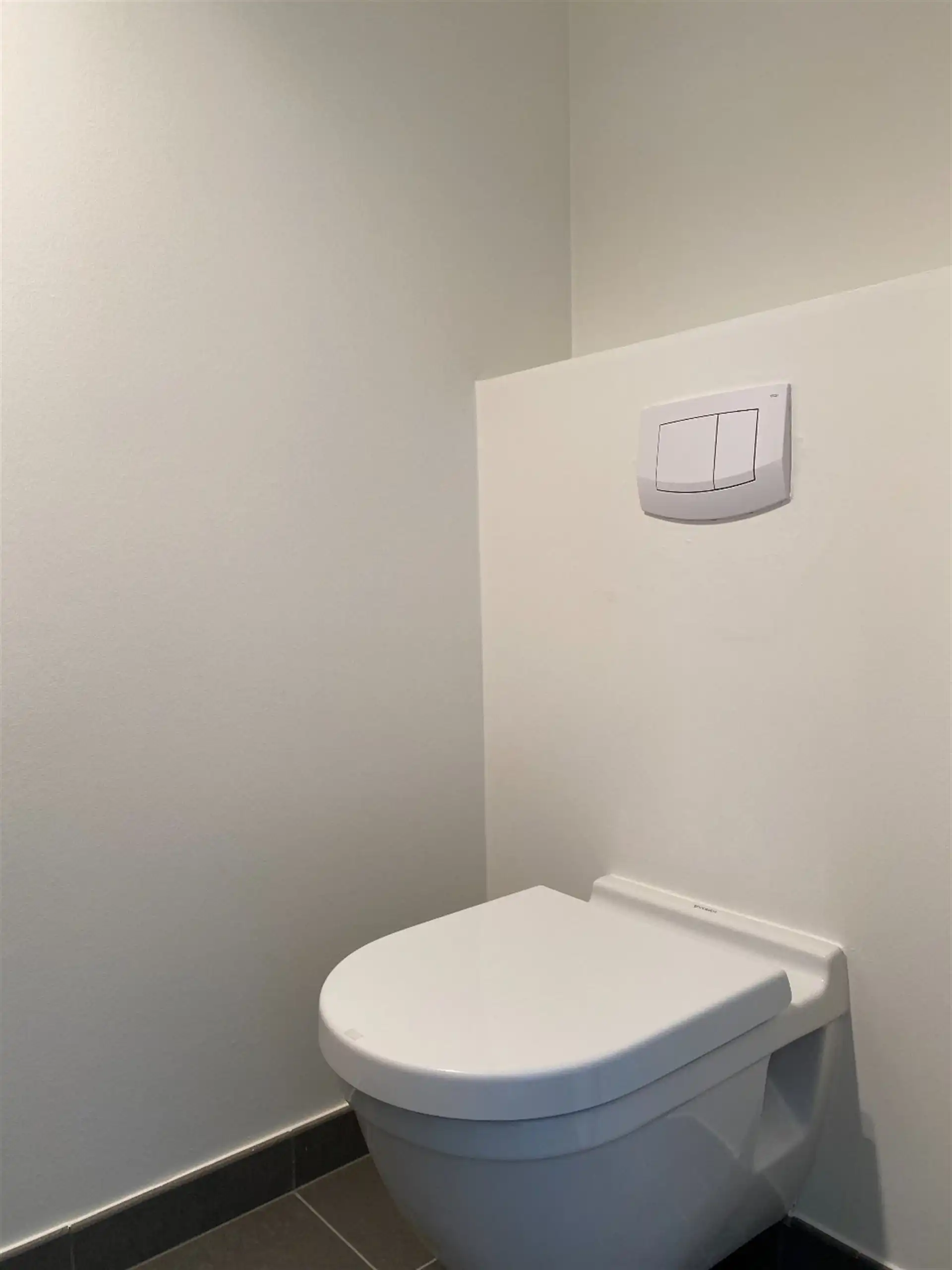 Instapklaar appartement met terras en garage. foto 18