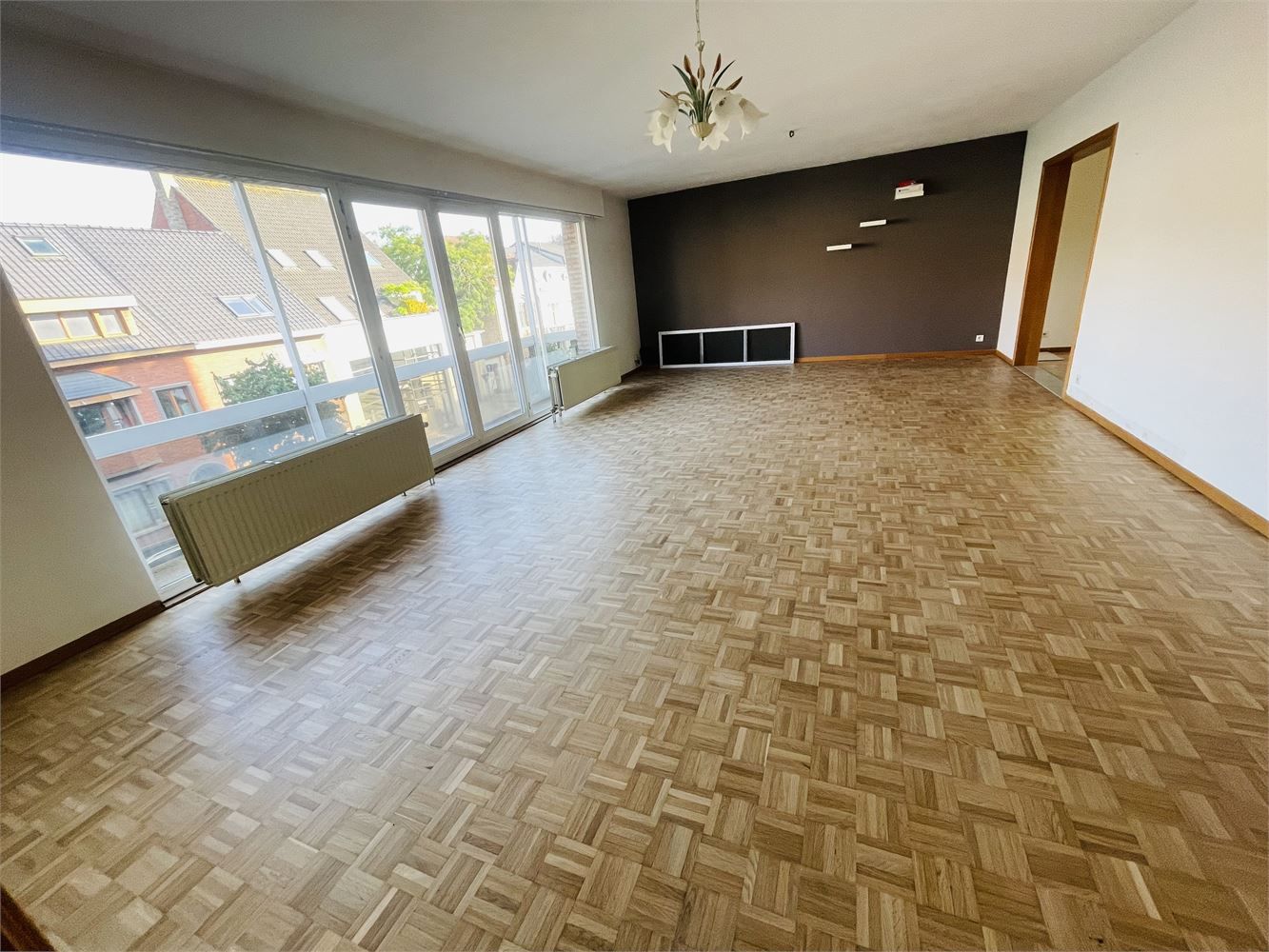 Sint-Andries,ruim zonnig vernieuwd energiezuinig appartement van 128 m2 , living van 47m2, 2 slaapkamers en open bureau foto 5