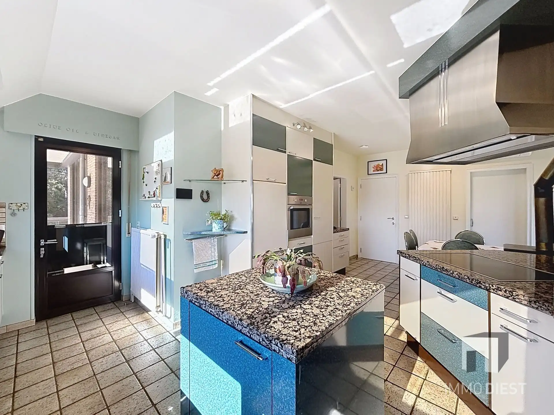 Prachtig gelegen villa met uniek ontwerp op 57a 74ca én achterliggende vijvers op 75a 54ca. foto 18