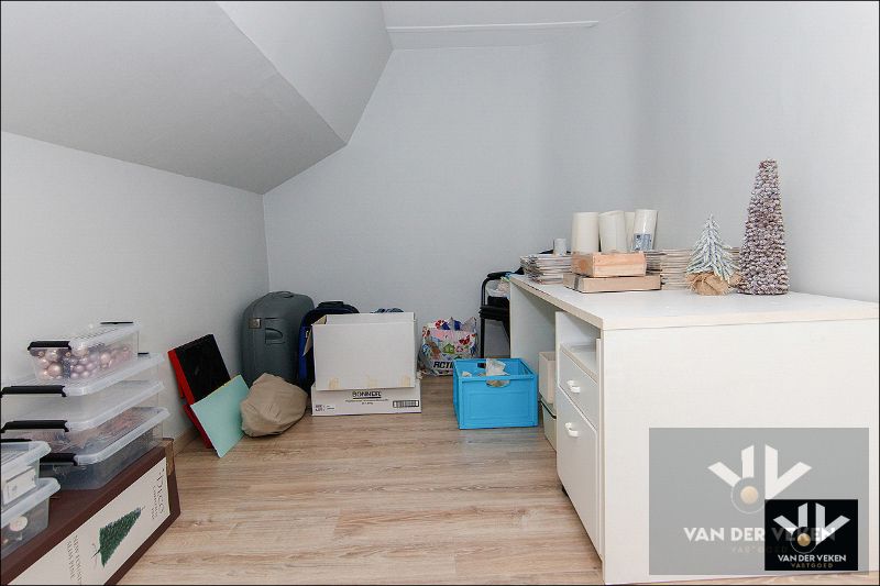 Karaktervolle en instapklare gezinswoning met drie ruime slaapkamers en dressing in een rustige omgeving met prachtig uitzicht op de achterliggende velden te Beverst/Bilzen foto 14