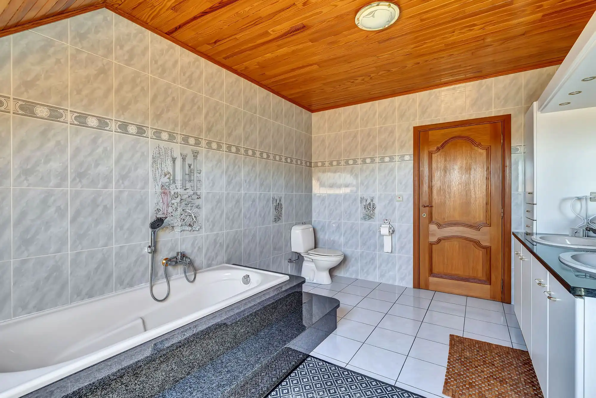 Karaktervolle gezinswoning met bouwgrond en veel potentieel foto 22