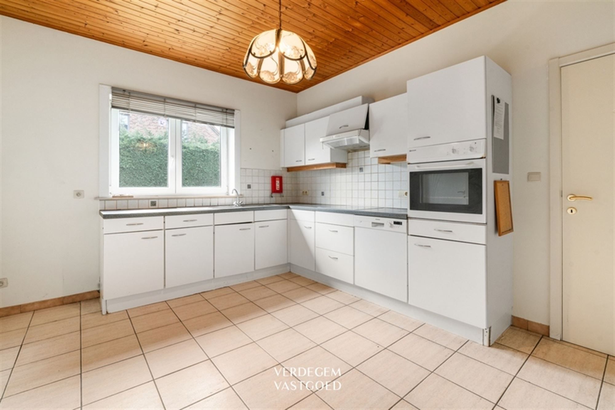 Rustig gelegen, vrijstaande woning met 6 slaapkamers op mooi perceel foto 6