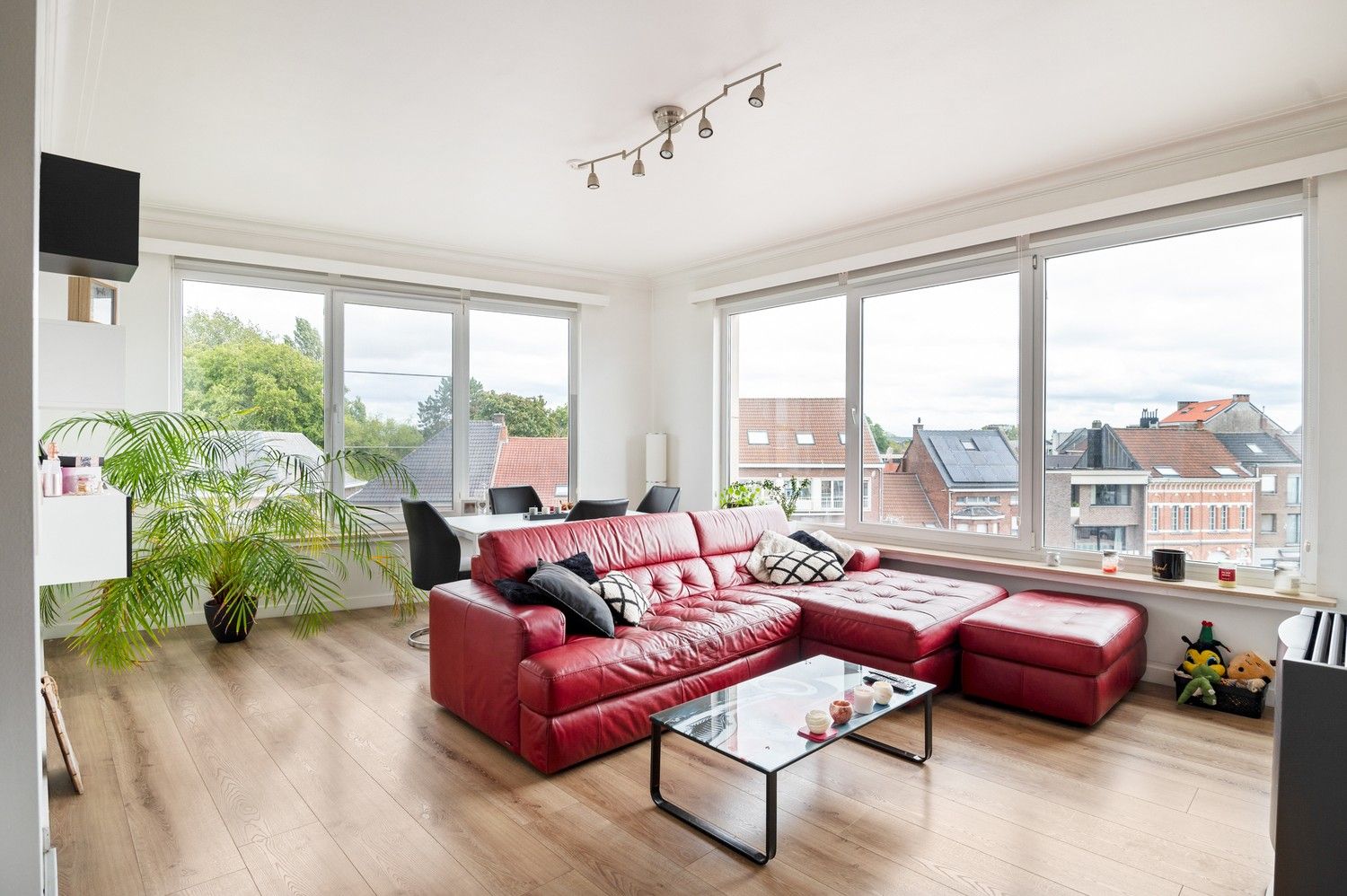 Verzorgd, centraal gelegen appartement met 2 slaapkamers te Niel foto {{pictureIndex}}
