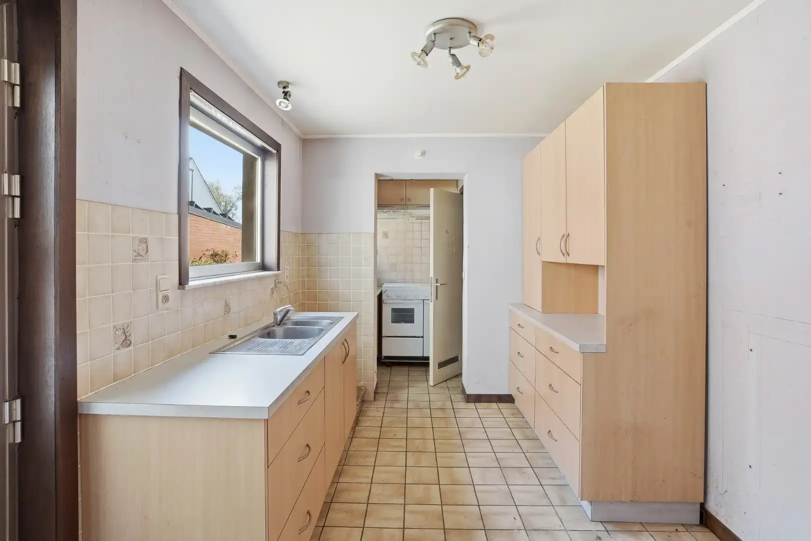 Te renoveren woning in centrum Eernegem foto 6
