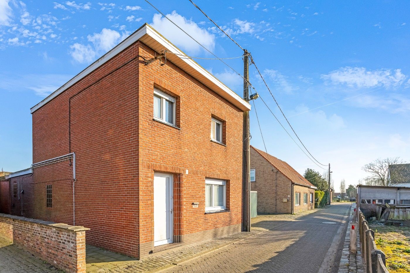 Hoofdfoto van de publicatie: Licht op te frissen, vrijstaande woning met 2 à 3 slpk., tuin en dubbele garage