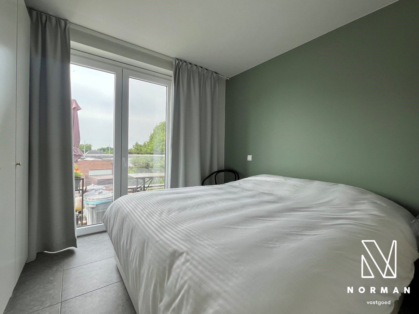 Dit modern afgewerkt appartement bevindt zich op de tweede verdieping van een recente residentie. foto 15