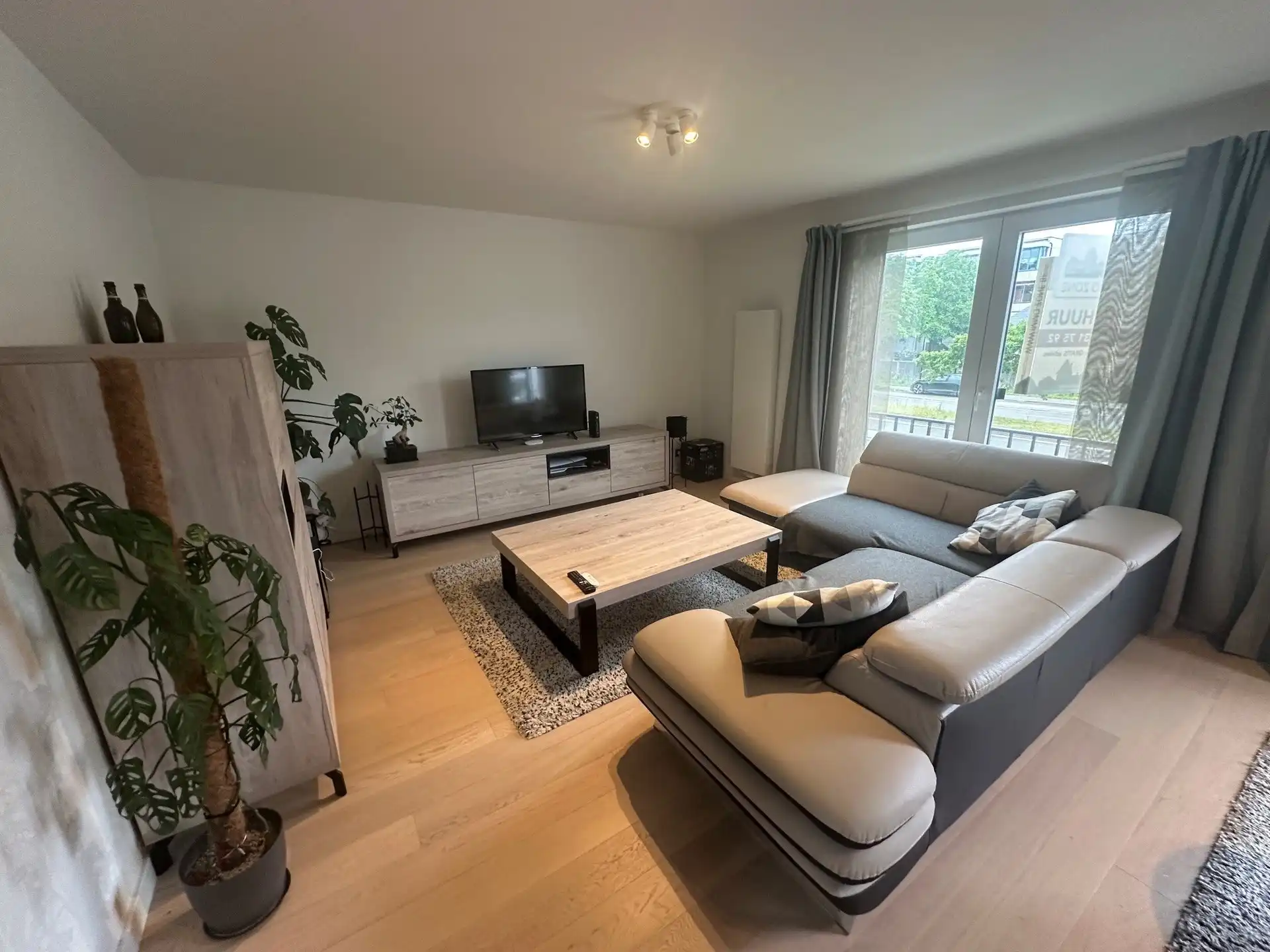 Strategisch gelegen en gerenoveerd tweeslaapkamerappartement met garage foto 2