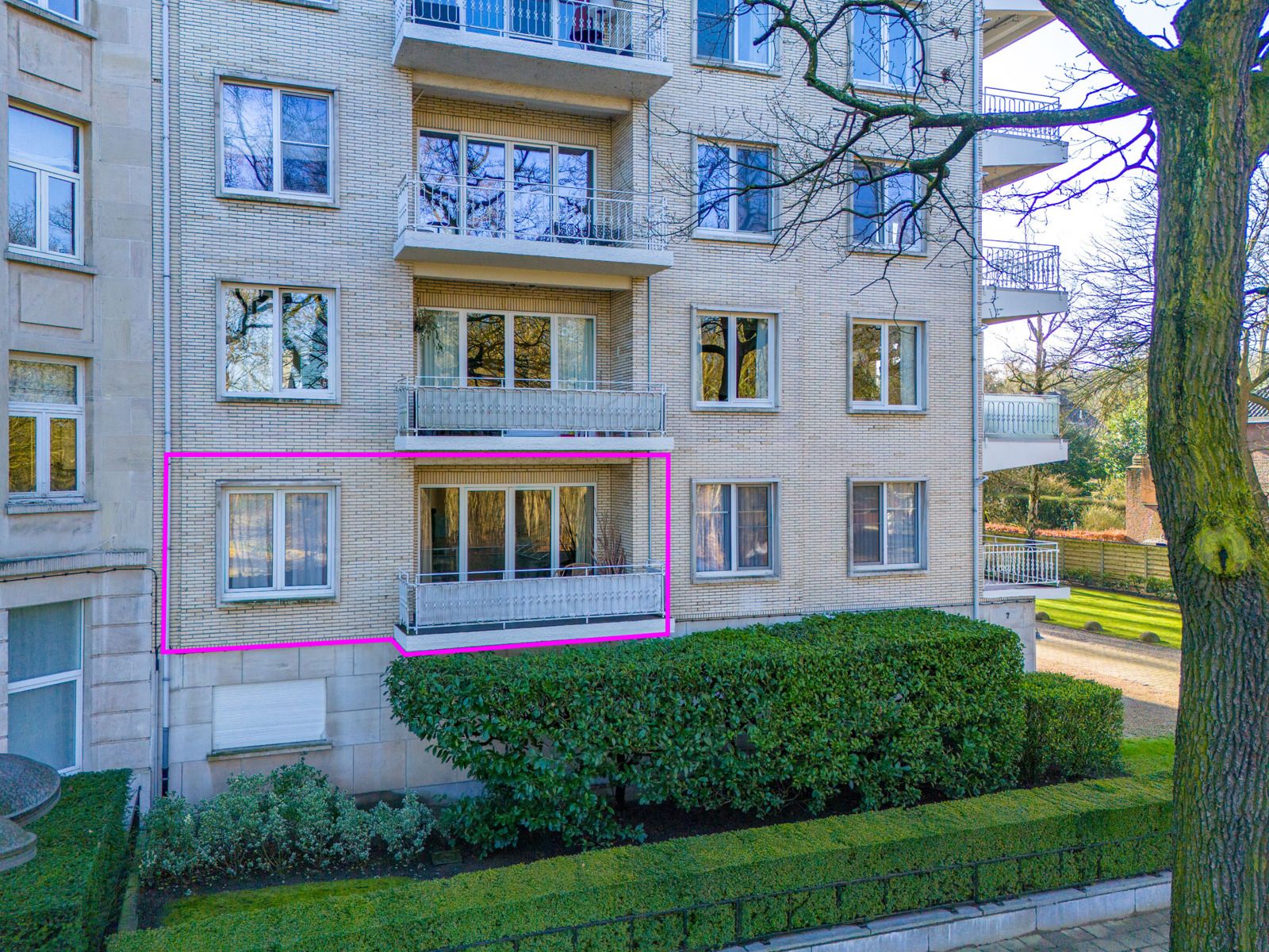 Verzorgd 2 slpk. appartement met terras en garagebox!  foto {{pictureIndex}}