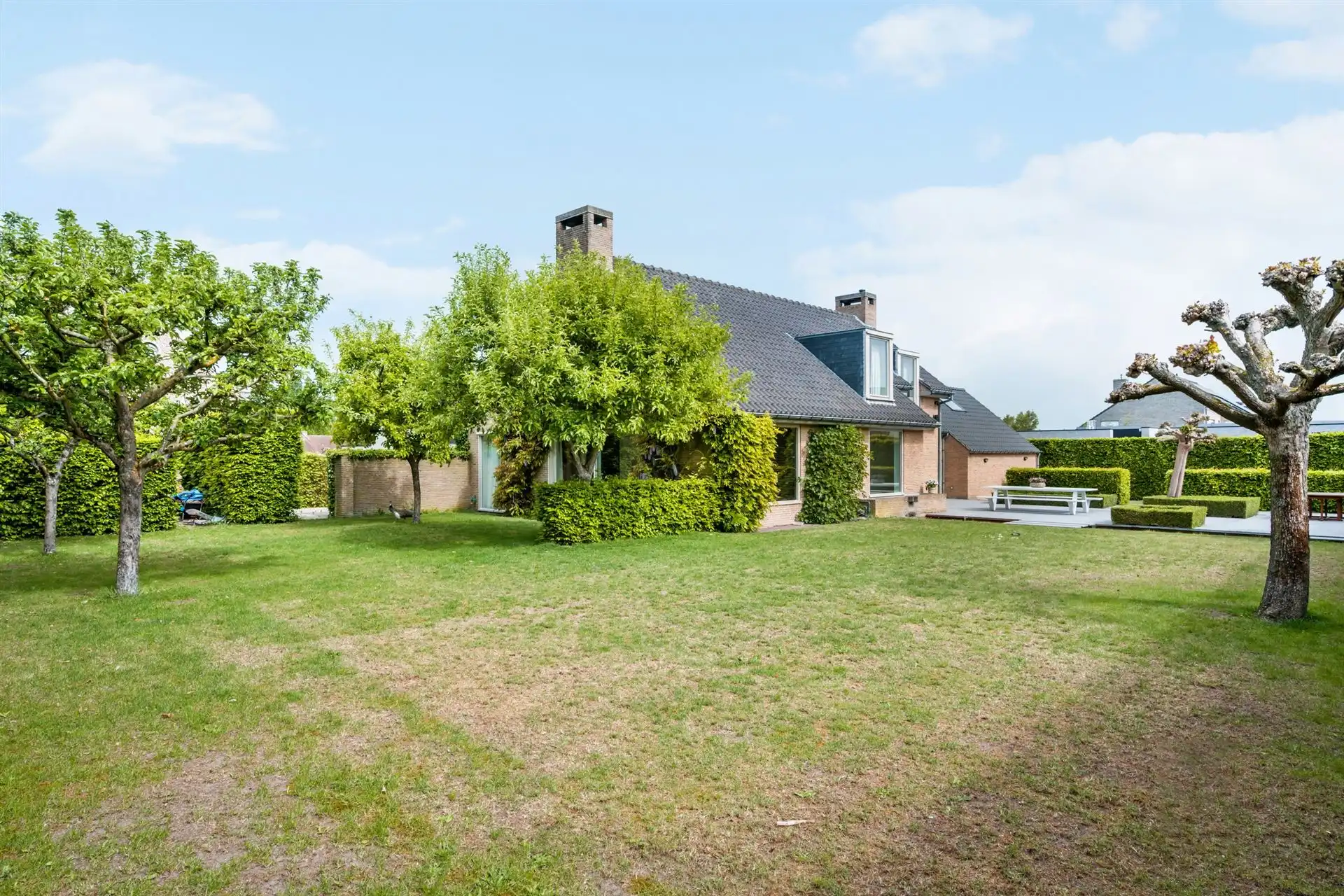 Stijlvolle villa in gegeerde villapark te Waregem. foto 2