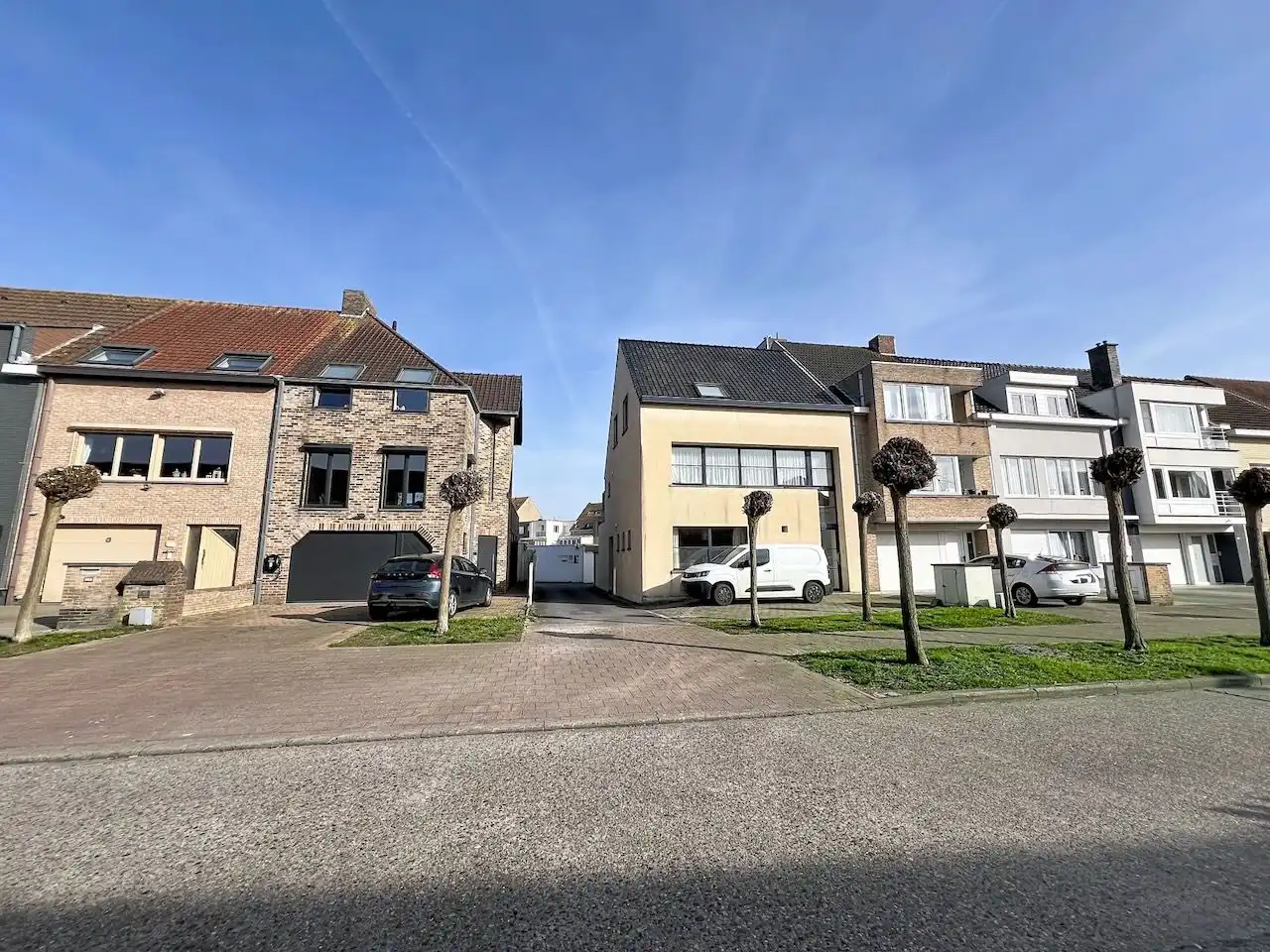 Afgesloten garage in de Peter Benoitlaan, makkelijk inrijdbaar. foto 2