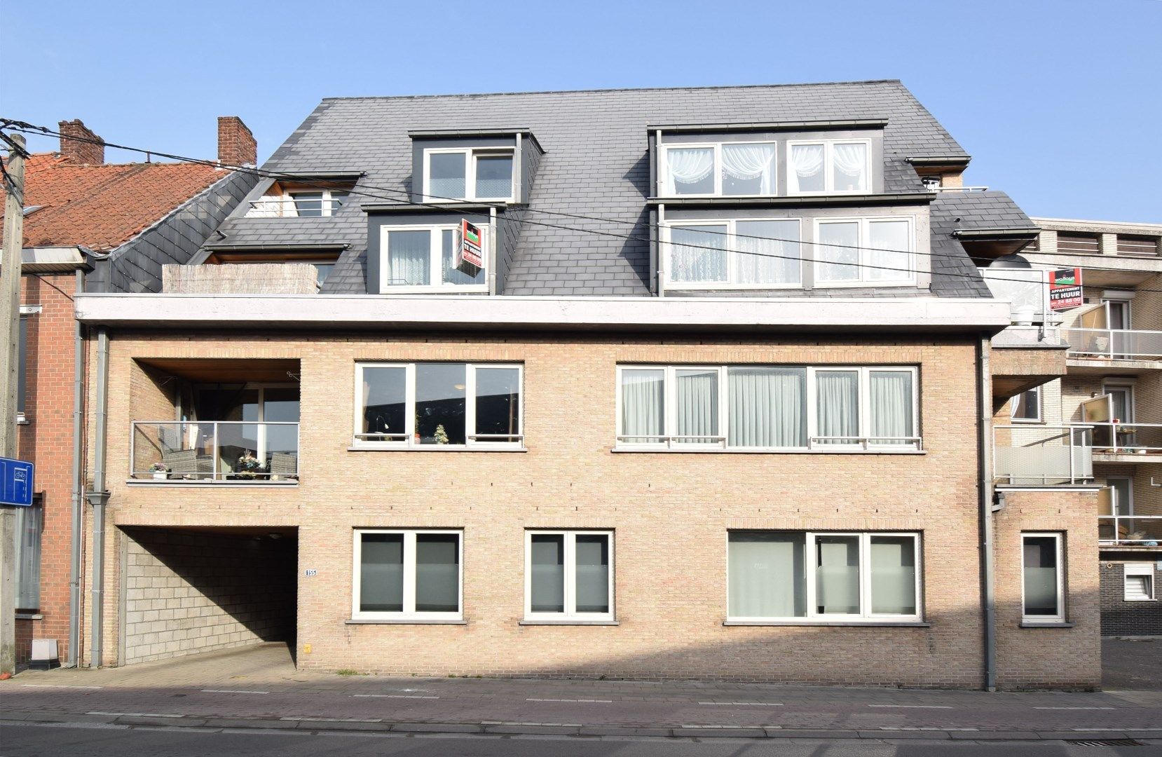RUIM APPARTEMENT MET TWEE SLAAPKAMERS EN GARAGE foto {{pictureIndex}}