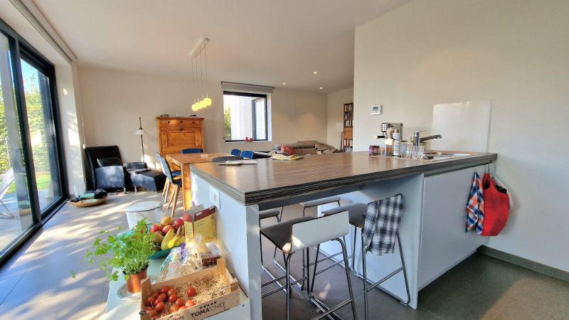 INSTAPKLARE HALFOPEN BEBOUWING MET DRIE SLAAPKAMERS - DRESSING EN BUREEL foto 3