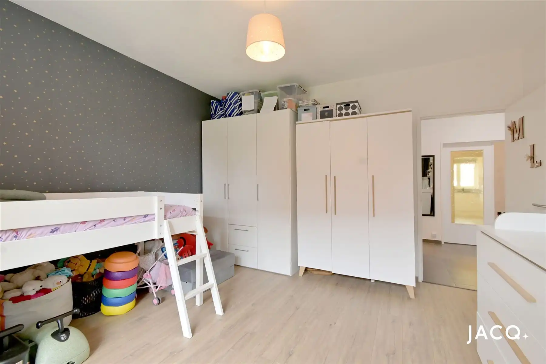 Sfeervol gelijkvloers appartement met zonnige tuin foto 12