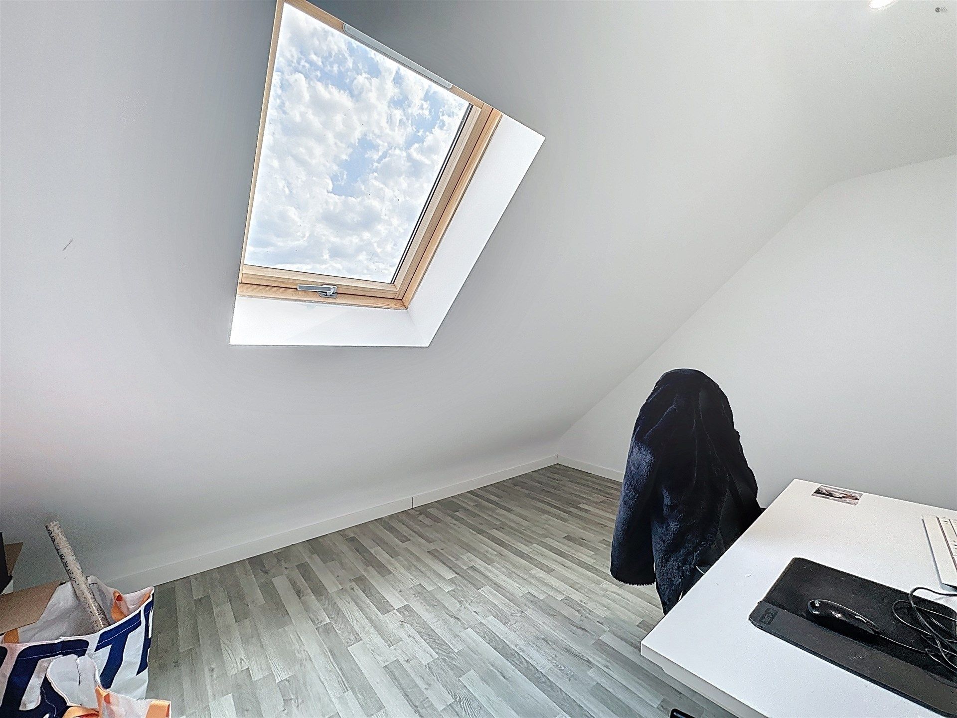 Instapklare halfopen bebouwing met 4 slaapkamers en ruime oprit! foto 18