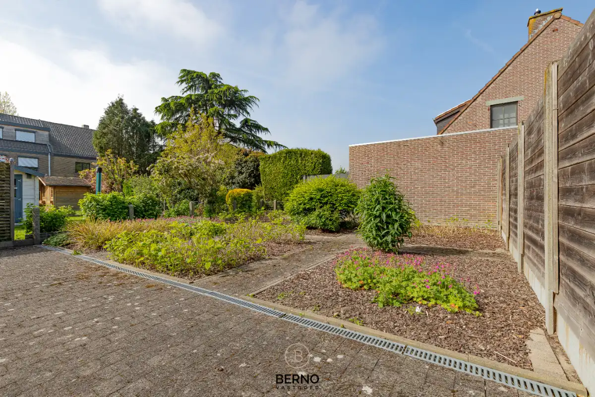Kloeke rijwoning met garage op topligging nabij het station van Dendermonde. foto 15