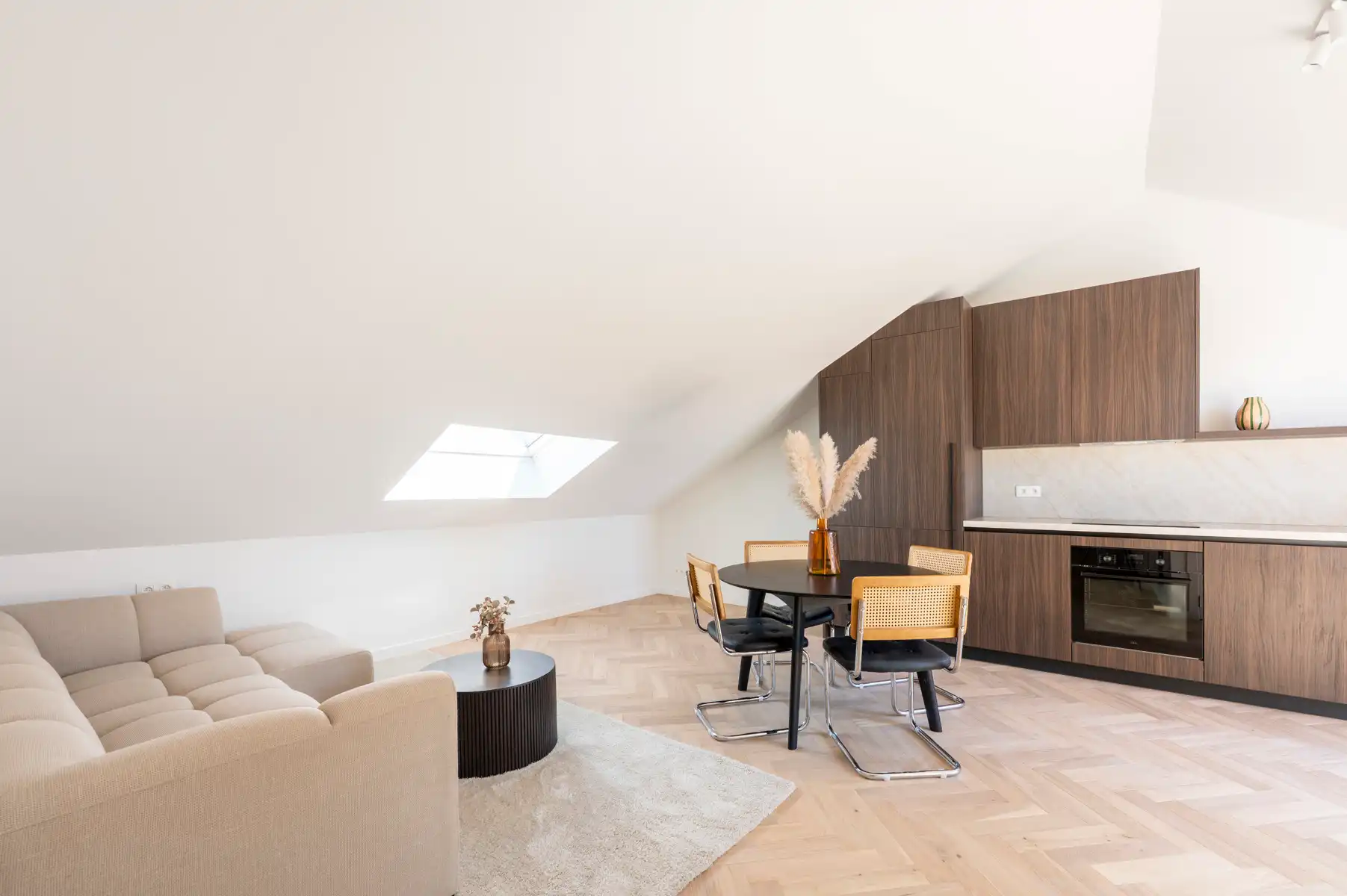 Prachtig gerenoveerd appartement te huur foto 6